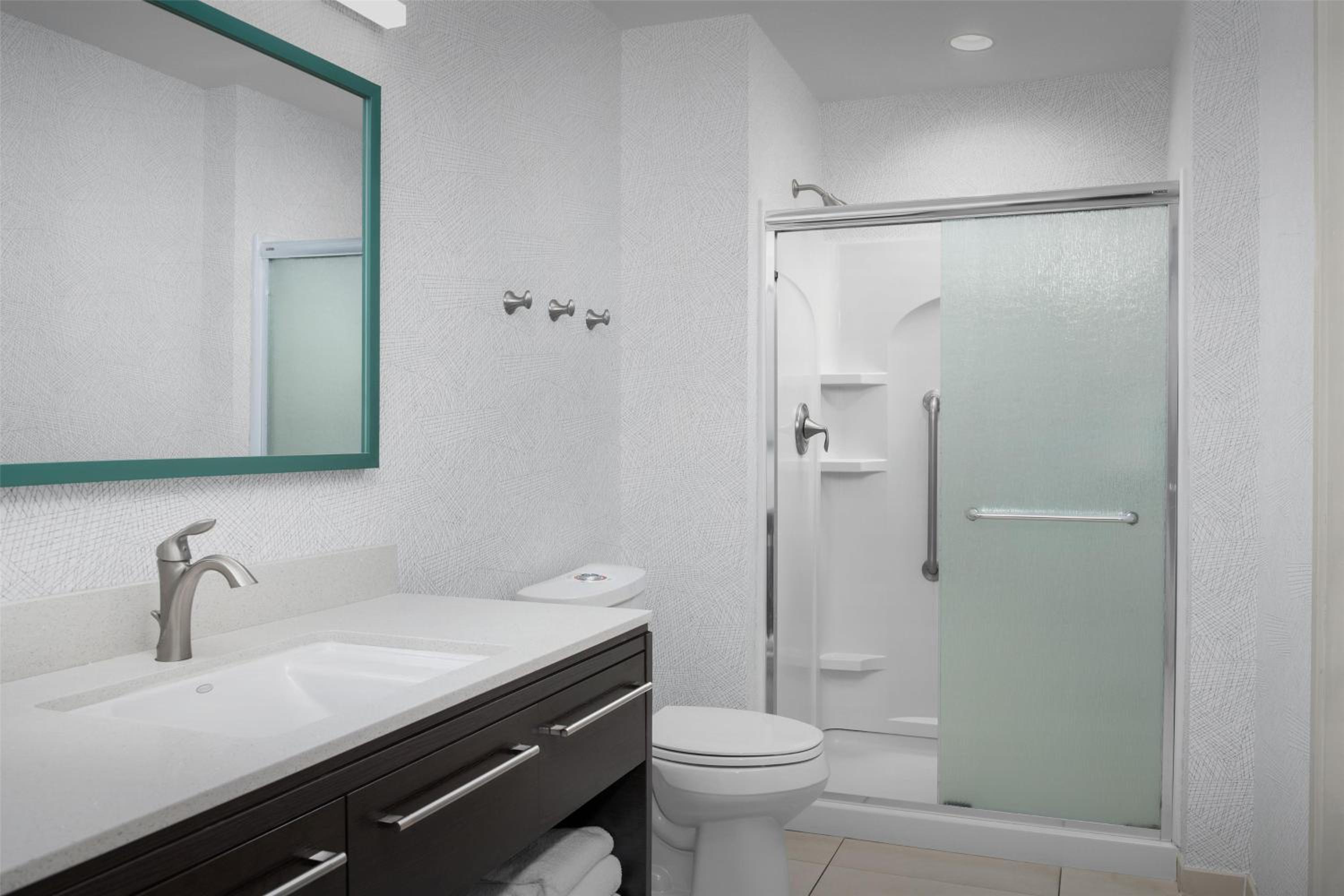 One-Bedroom King Suite with Bath Tub - Disability Access