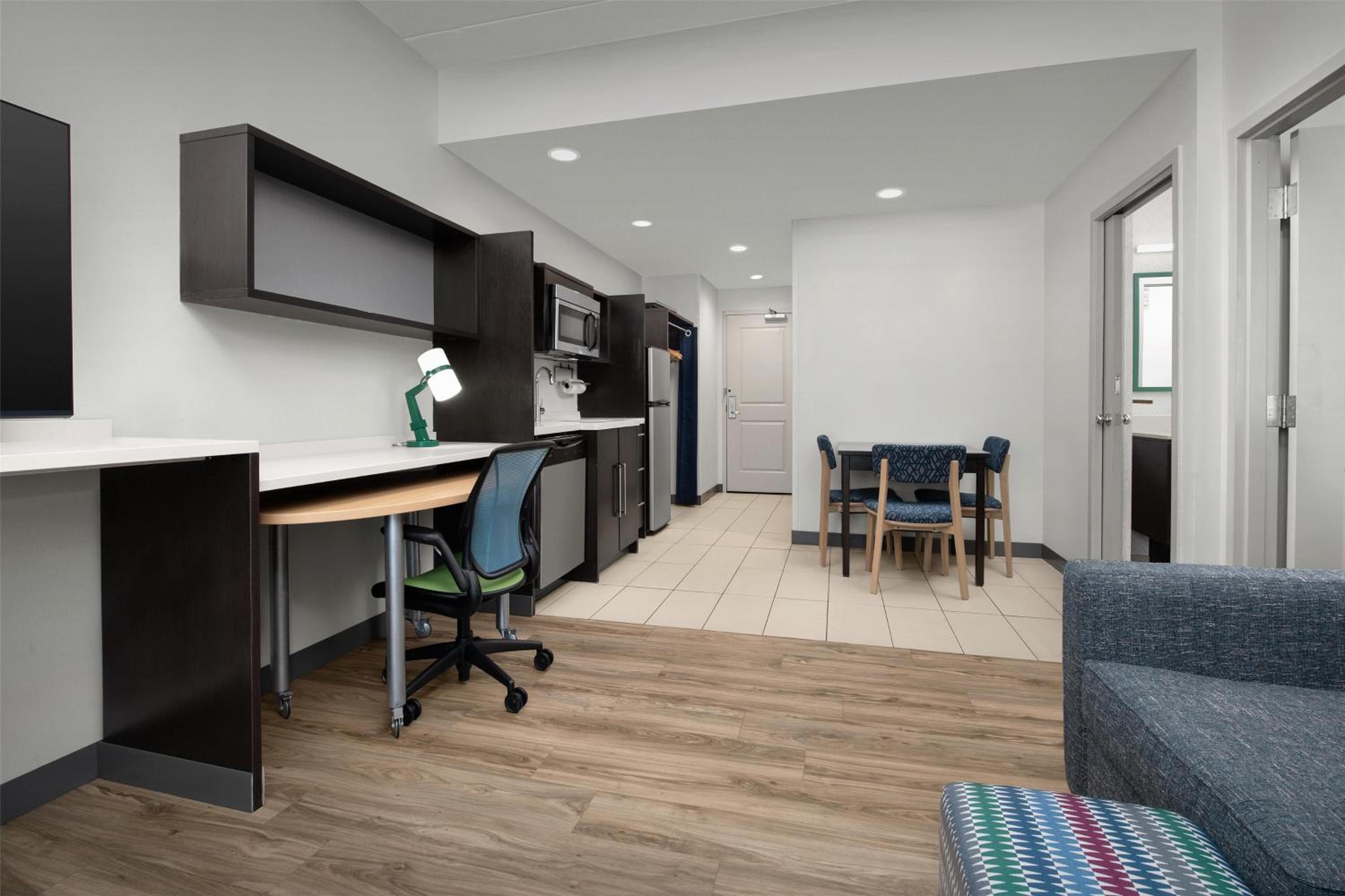 One-Bedroom King Suite with Bath Tub - Disability Access thumbnail 5