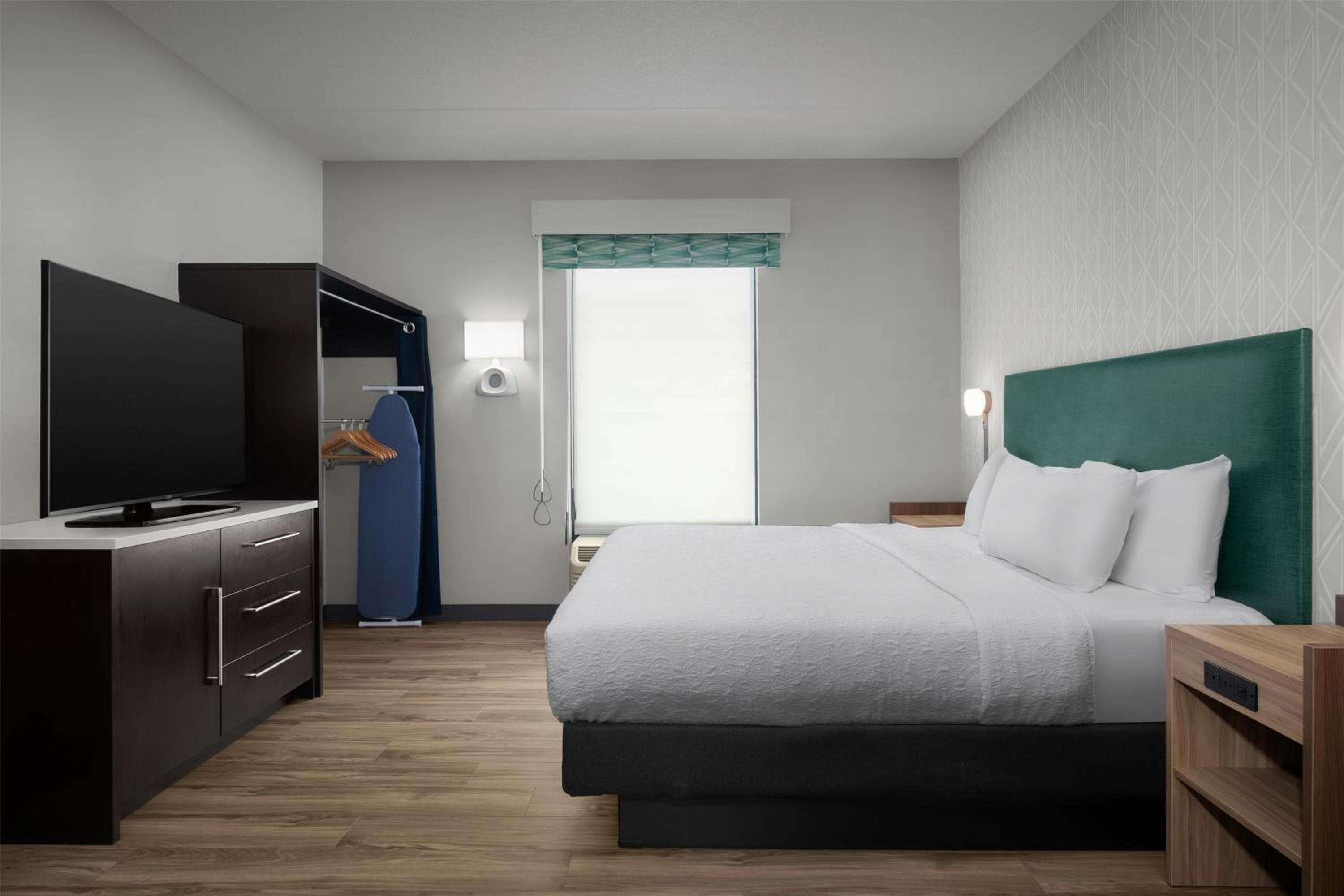 One-Bedroom Queen Suite - Non-Smoking thumbnail 5