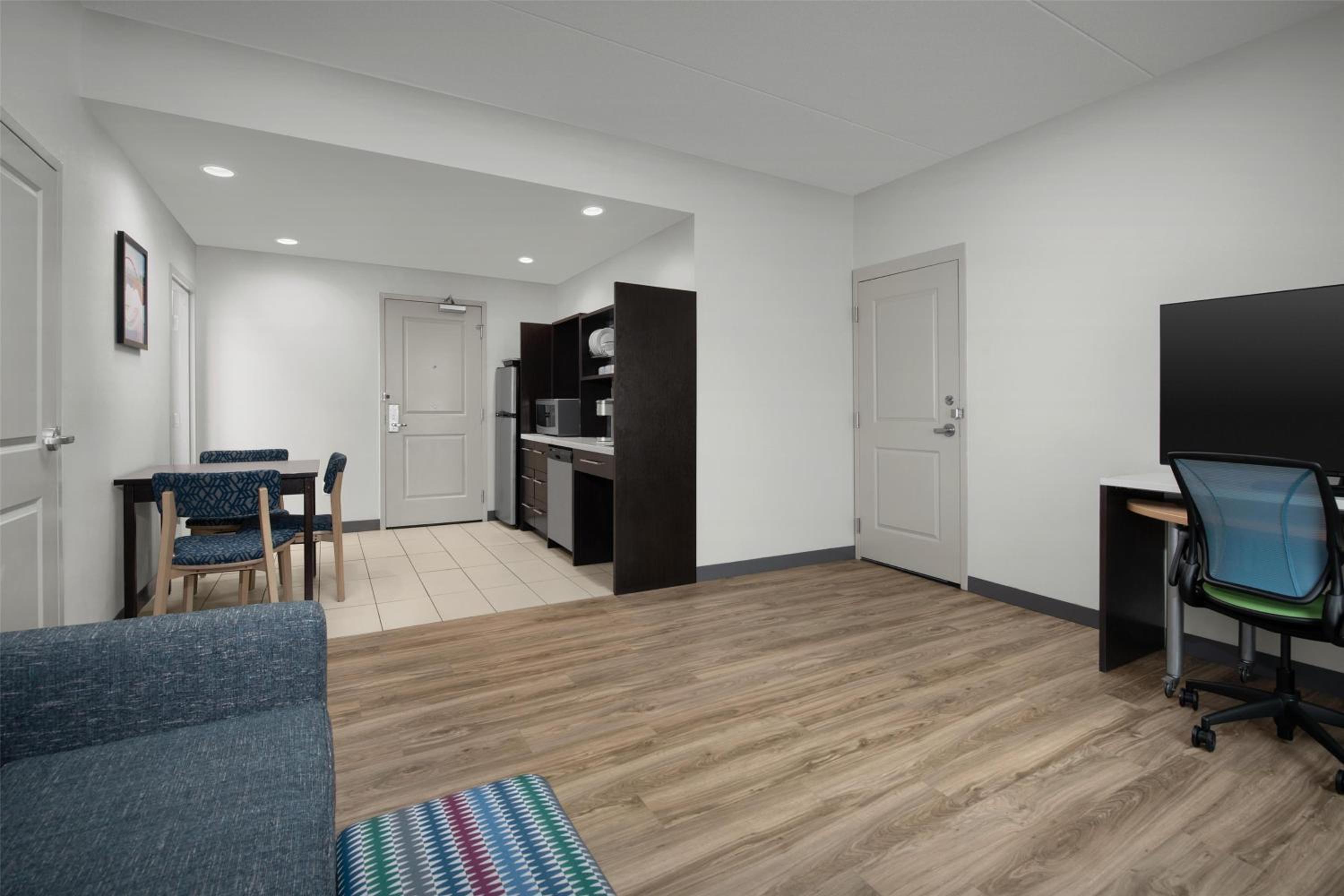 One-Bedroom King Suite with Bath Tub - Disability Access
