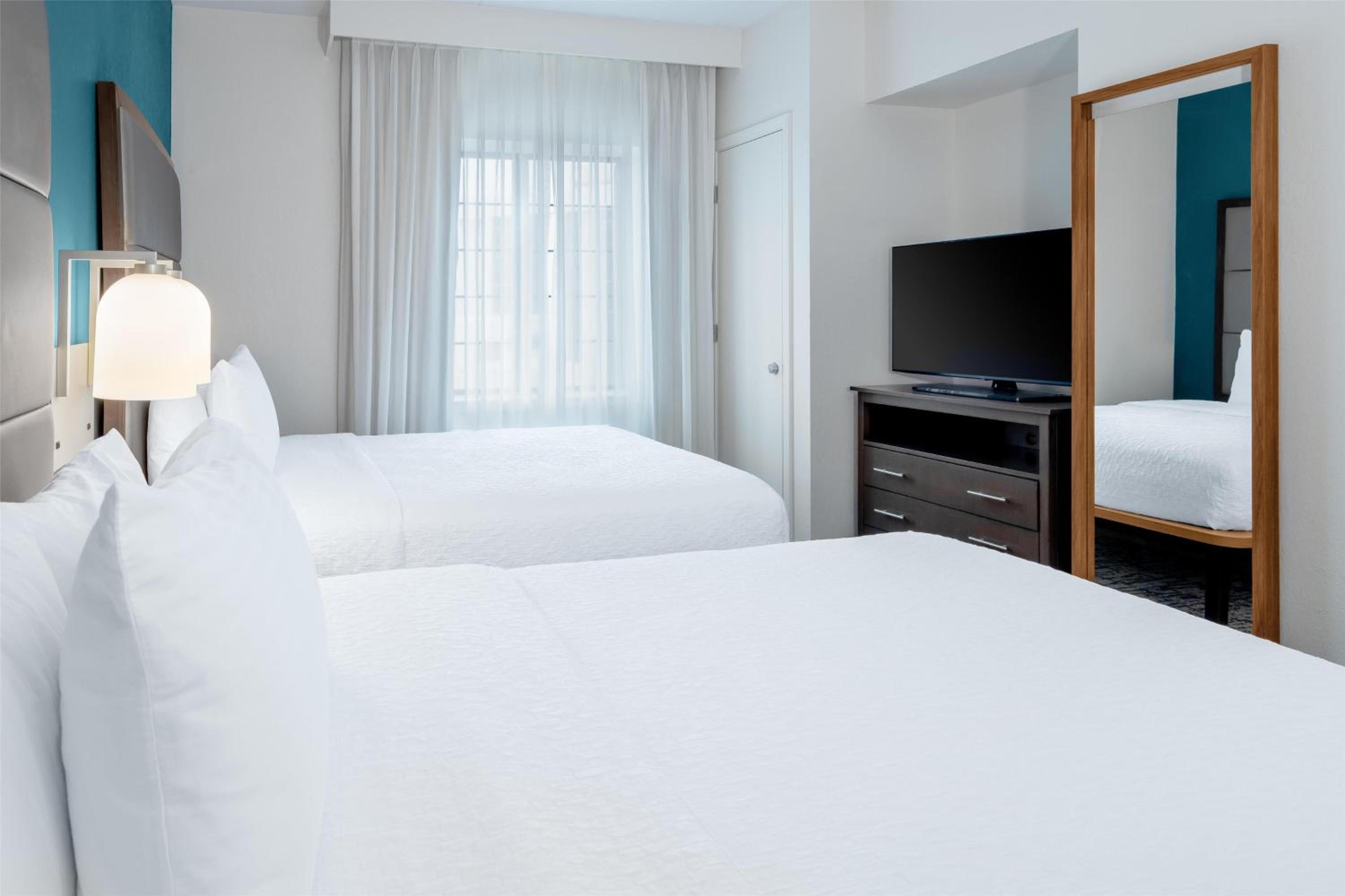 One-Bedroom Queen Suite with Two Queen Beds - Photo 3