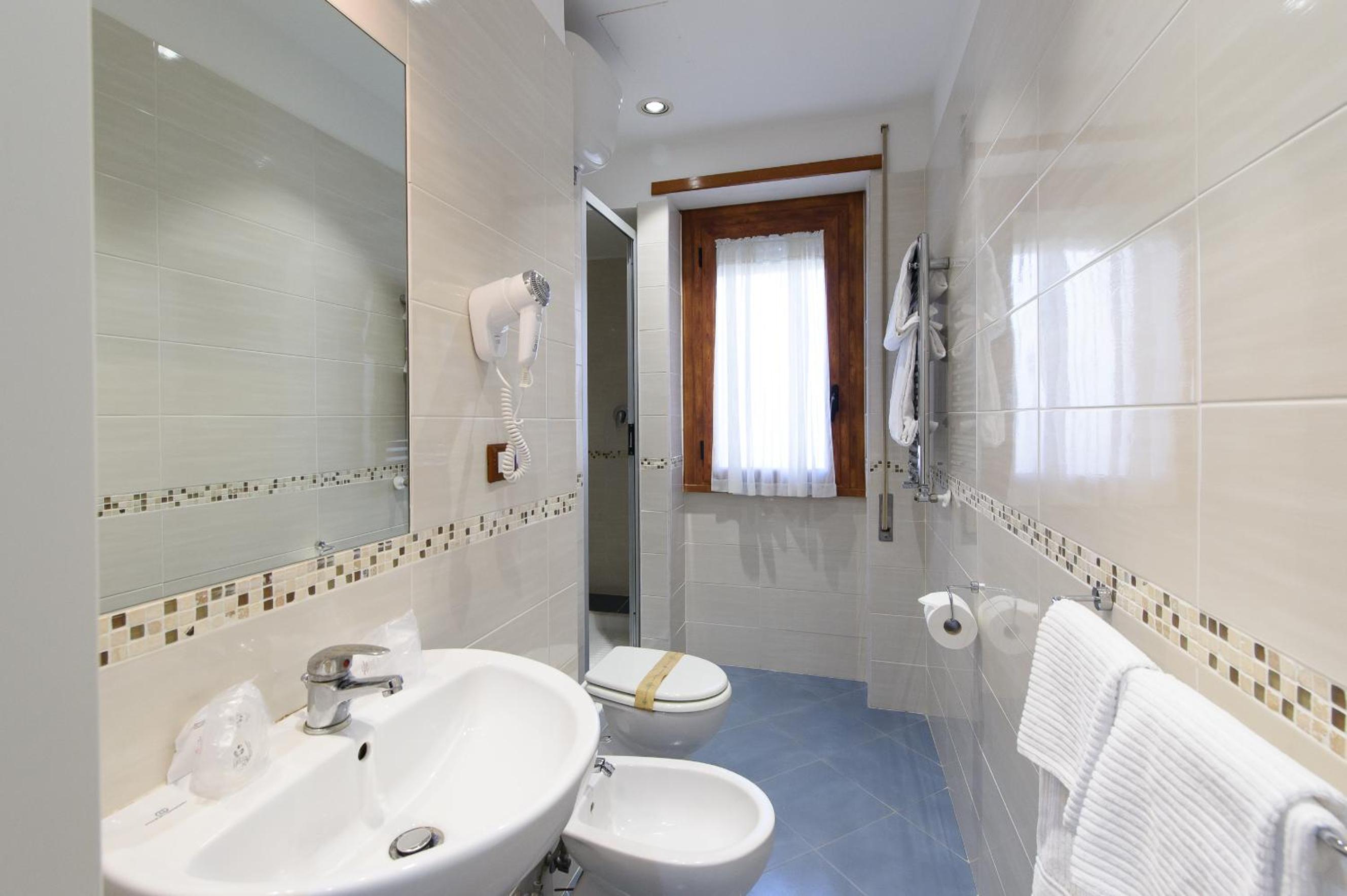 Standard Triple Room thumbnail 6