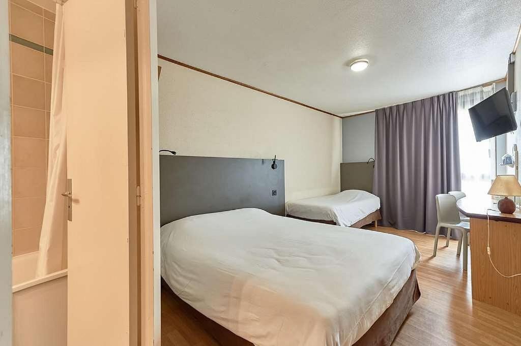 Triple Room (1 Double Bed + 1 Single Bed) photo 3