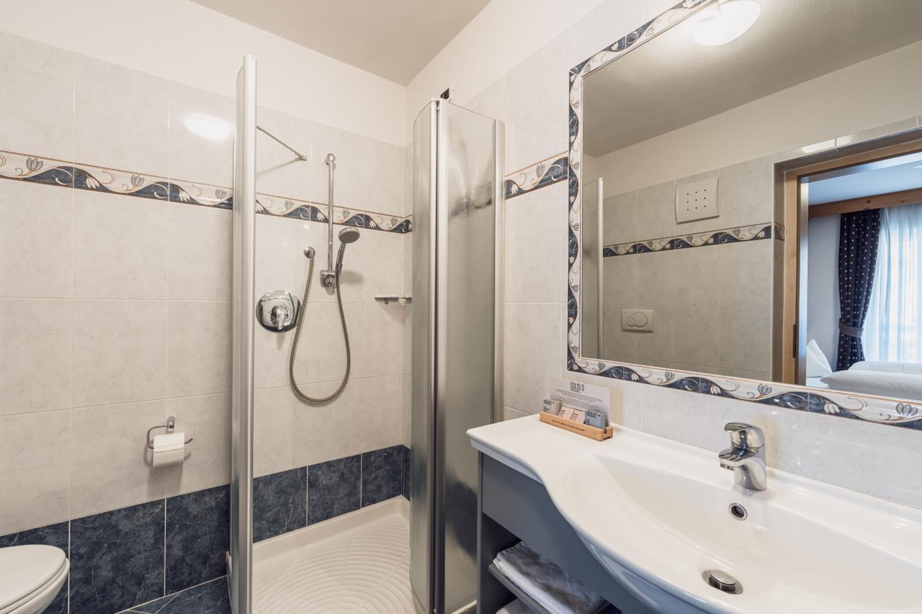 Double or Twin Room with Mountain View