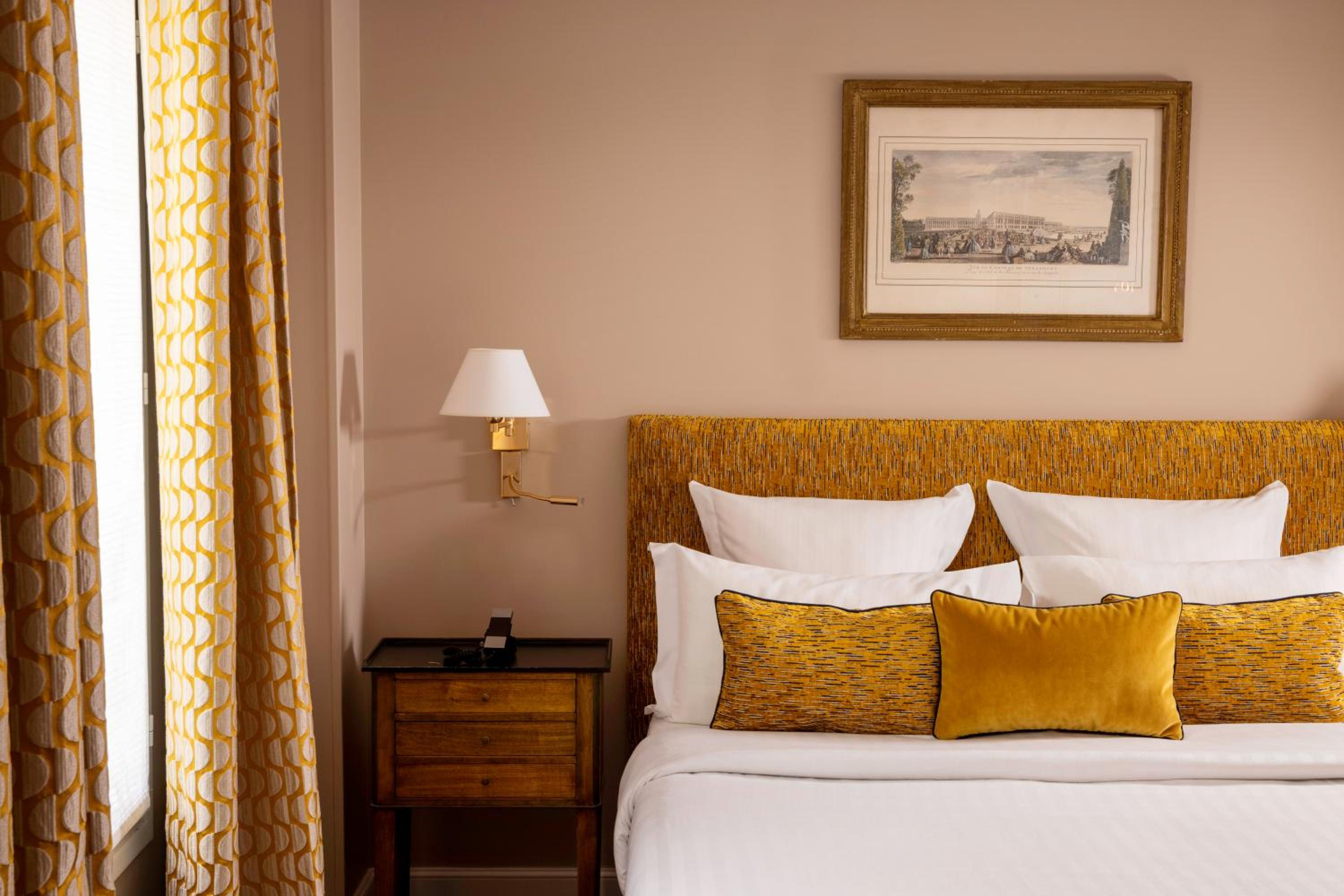 Le Relais Madeleine bedroom photo