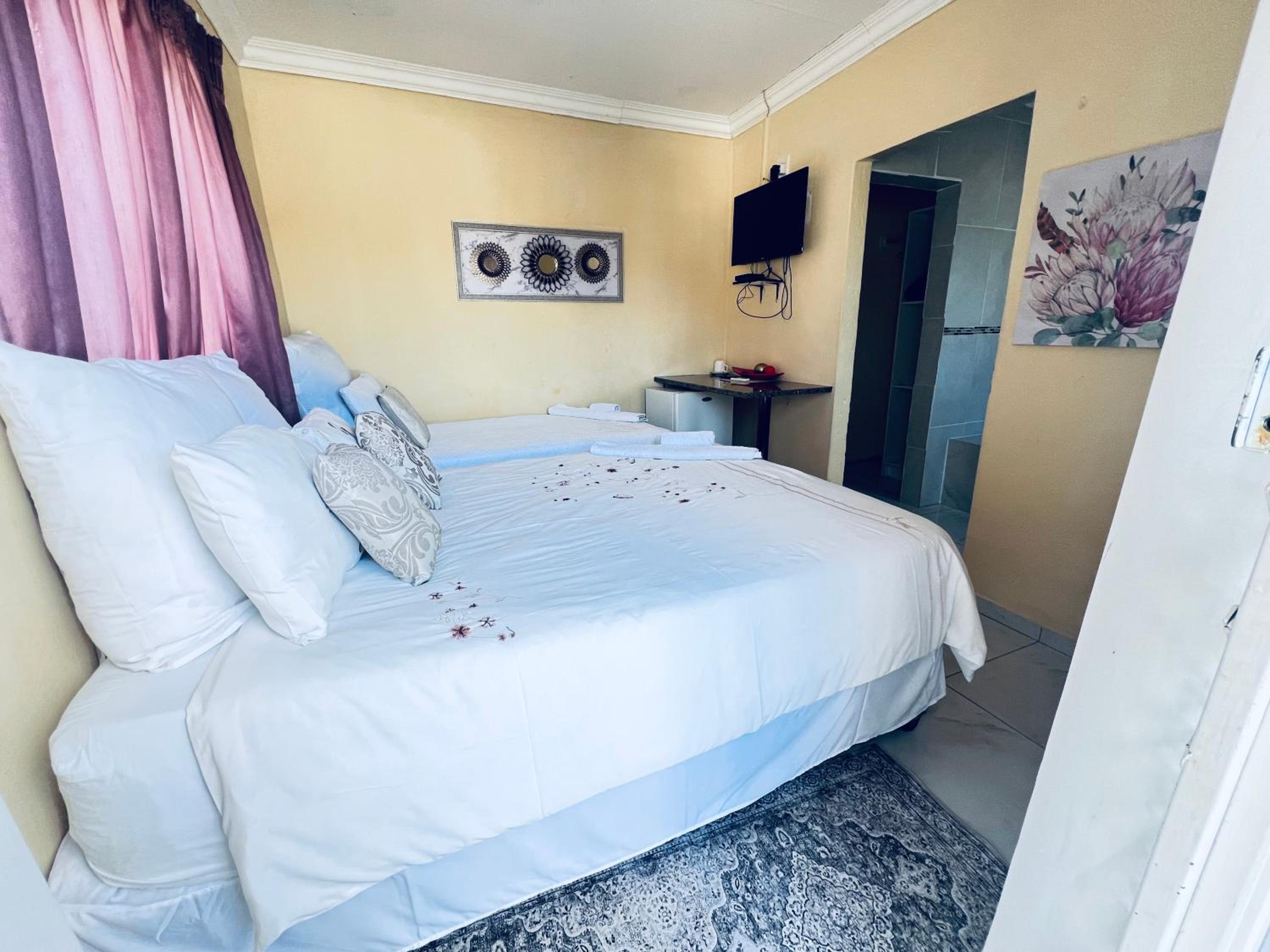 Deluxe Double Room with Bath - Photo 9