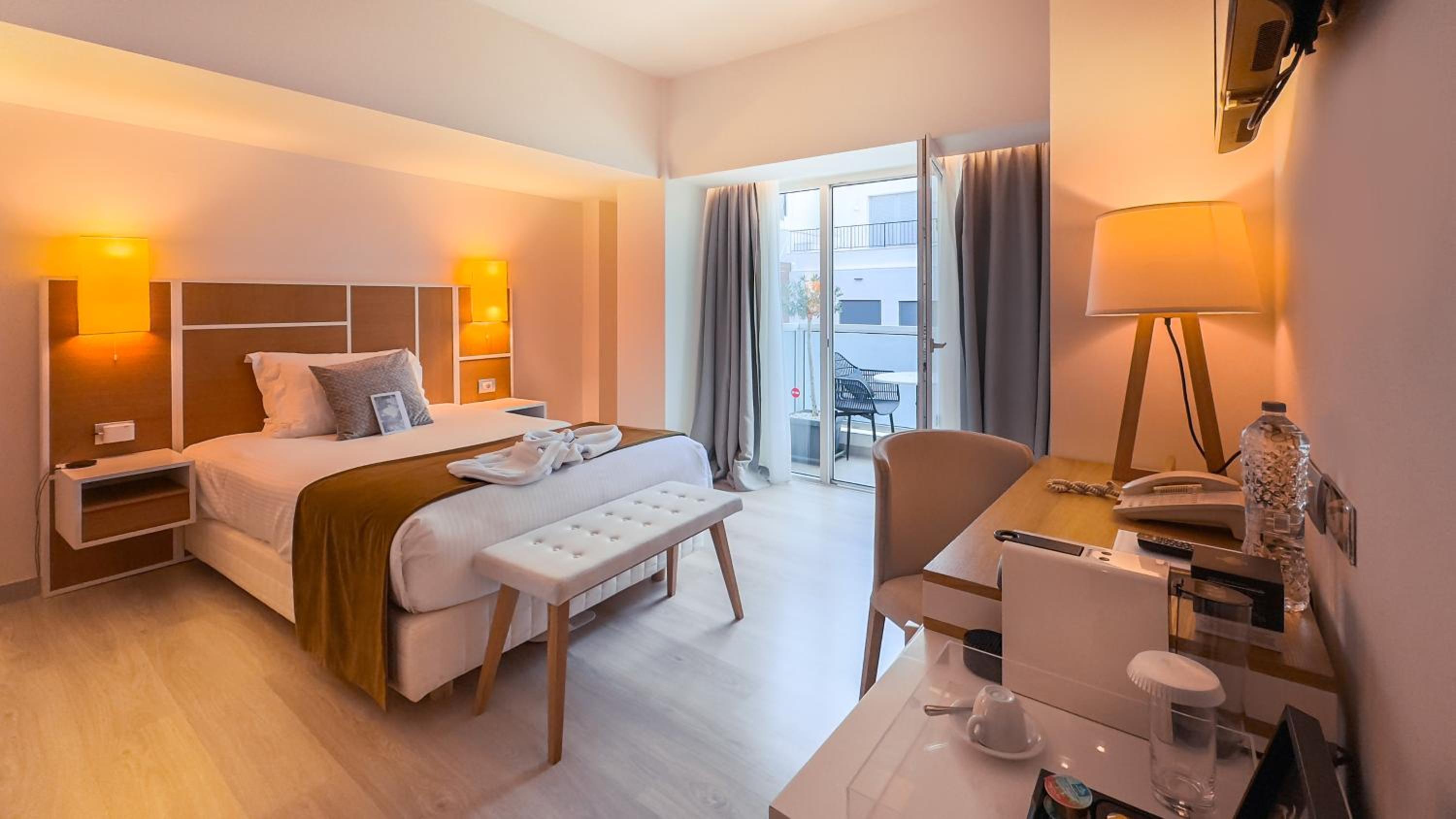 Eco Chic Single Room with Private Balcony photo 2