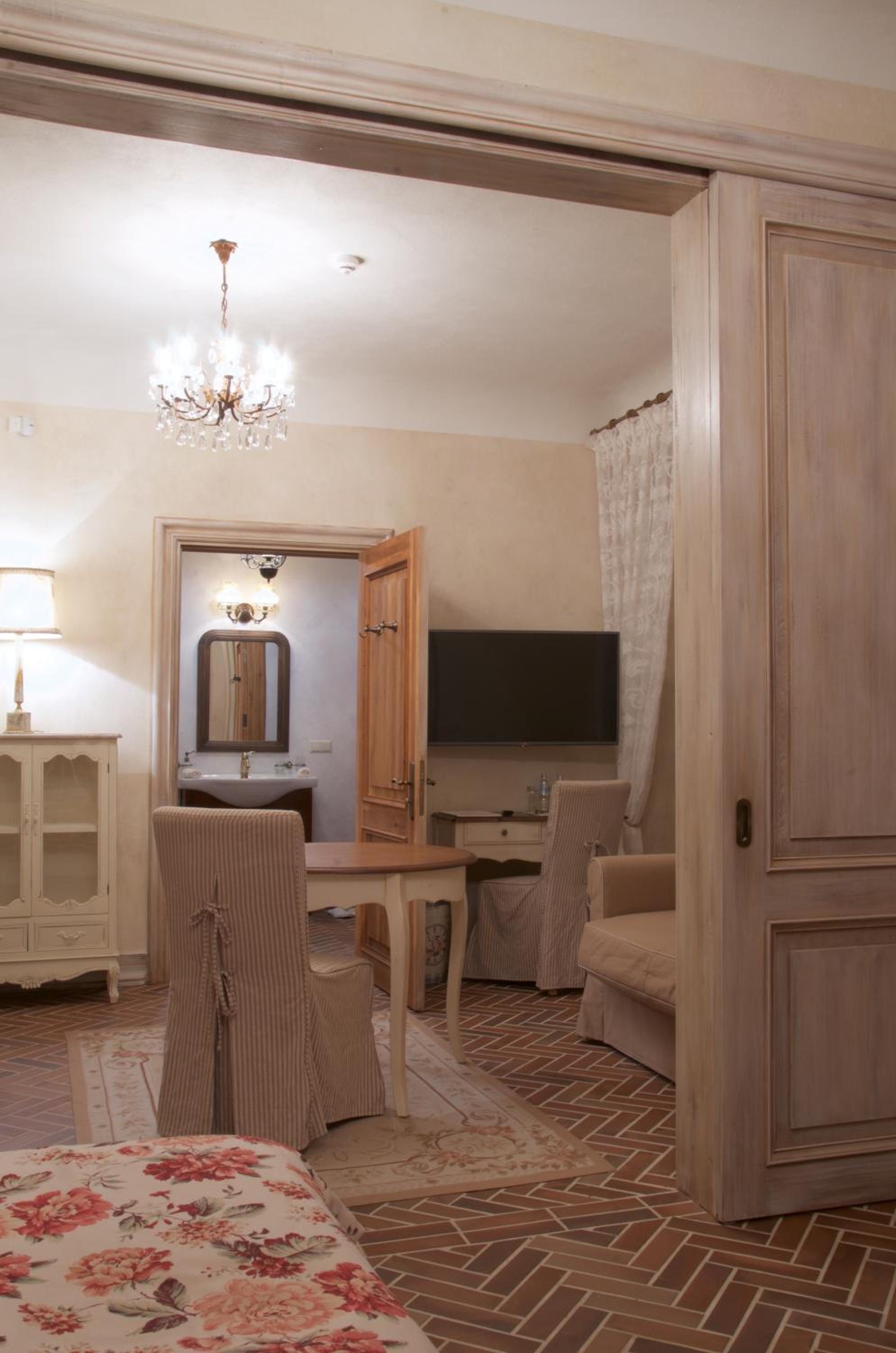 Suite with Spa Bath photo 1