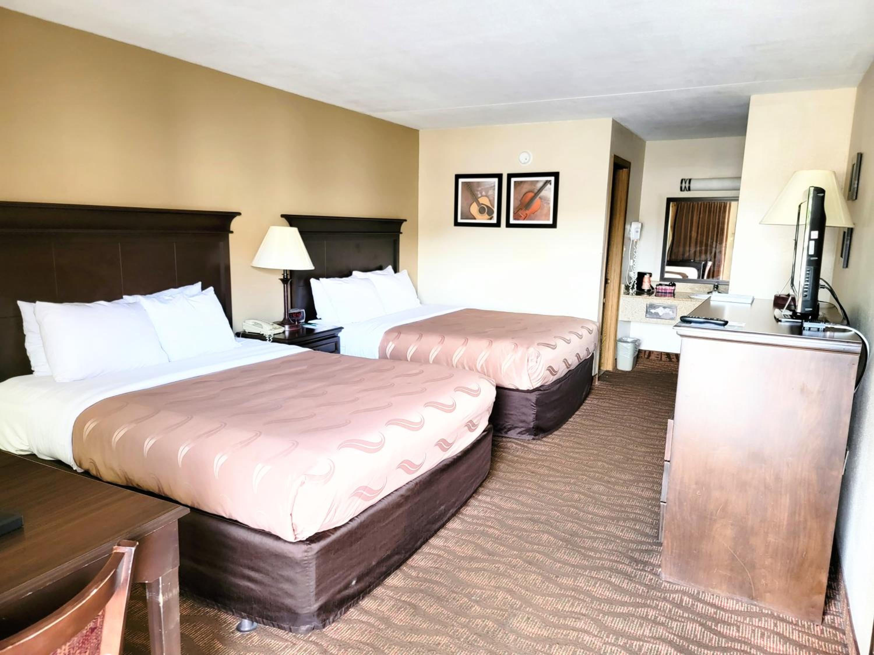 Efficiency Queen Room with Two Queen Beds - Non-Smoking - Photo 2