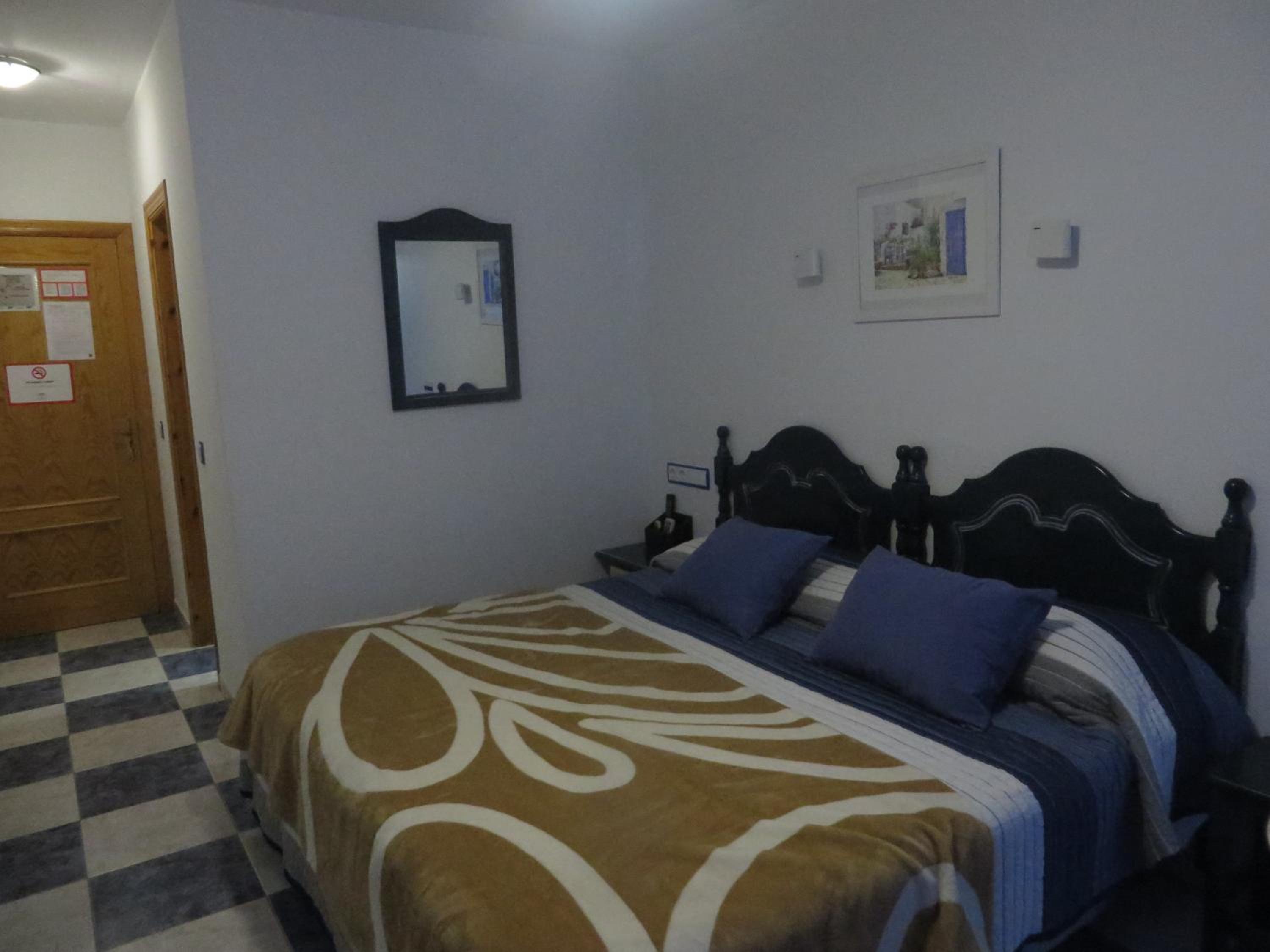 Double or Twin Room with Terrace - Photo 16