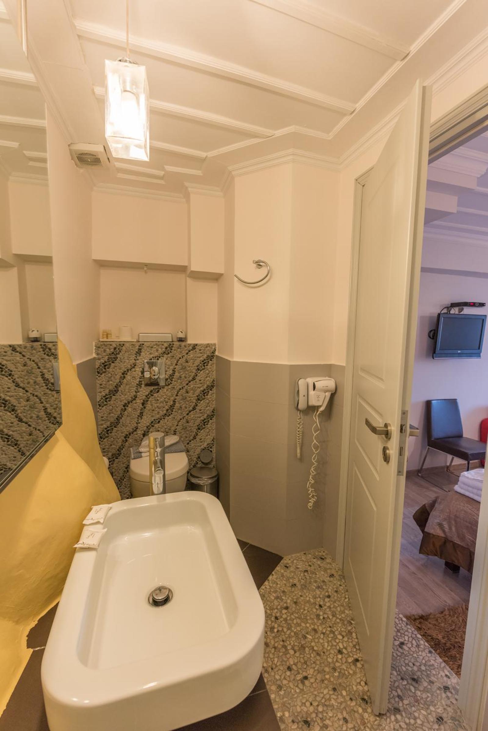 Standard Double Room - Photo 12