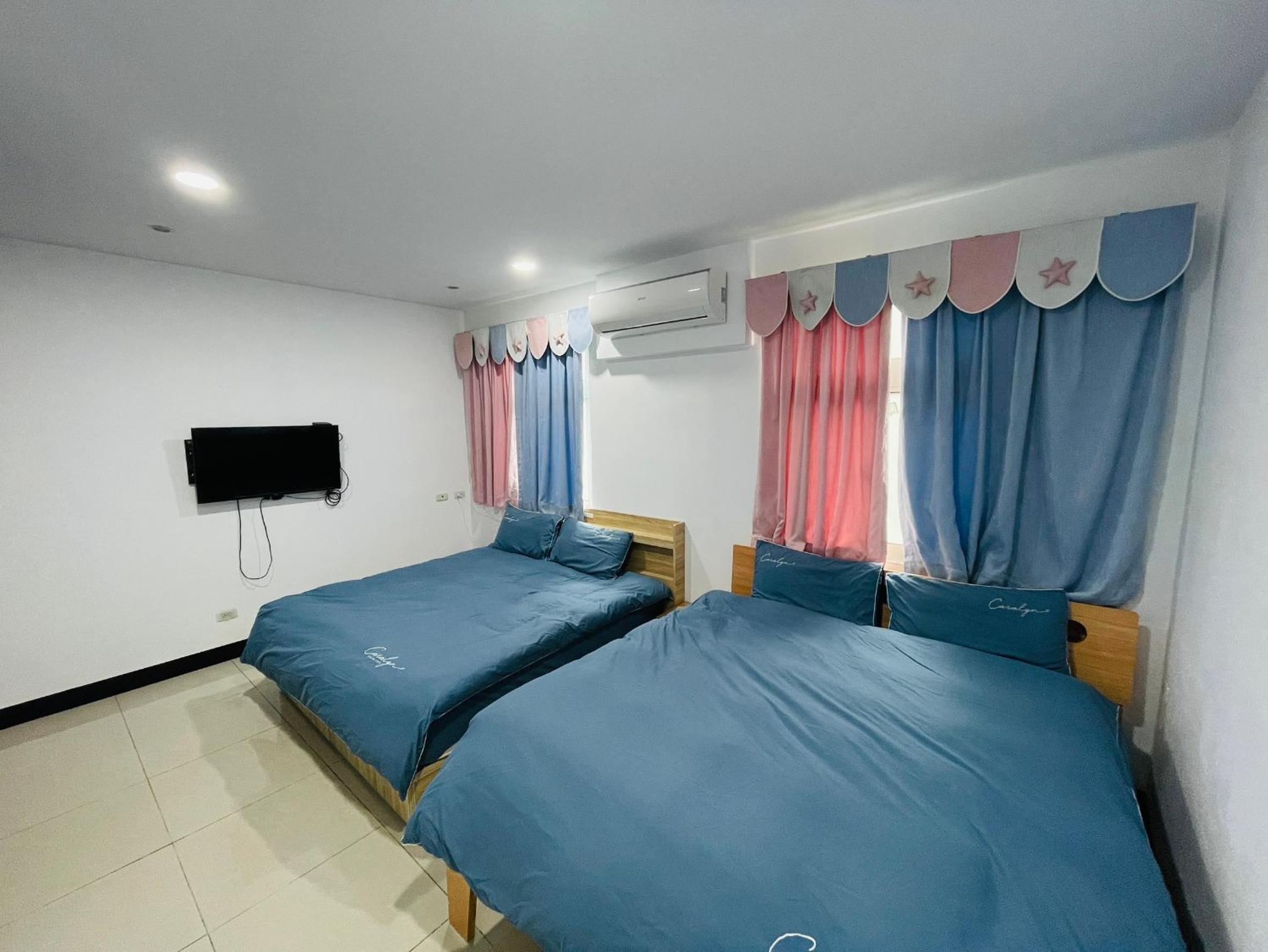 Quadruple Room with Private Bathroom photo 2