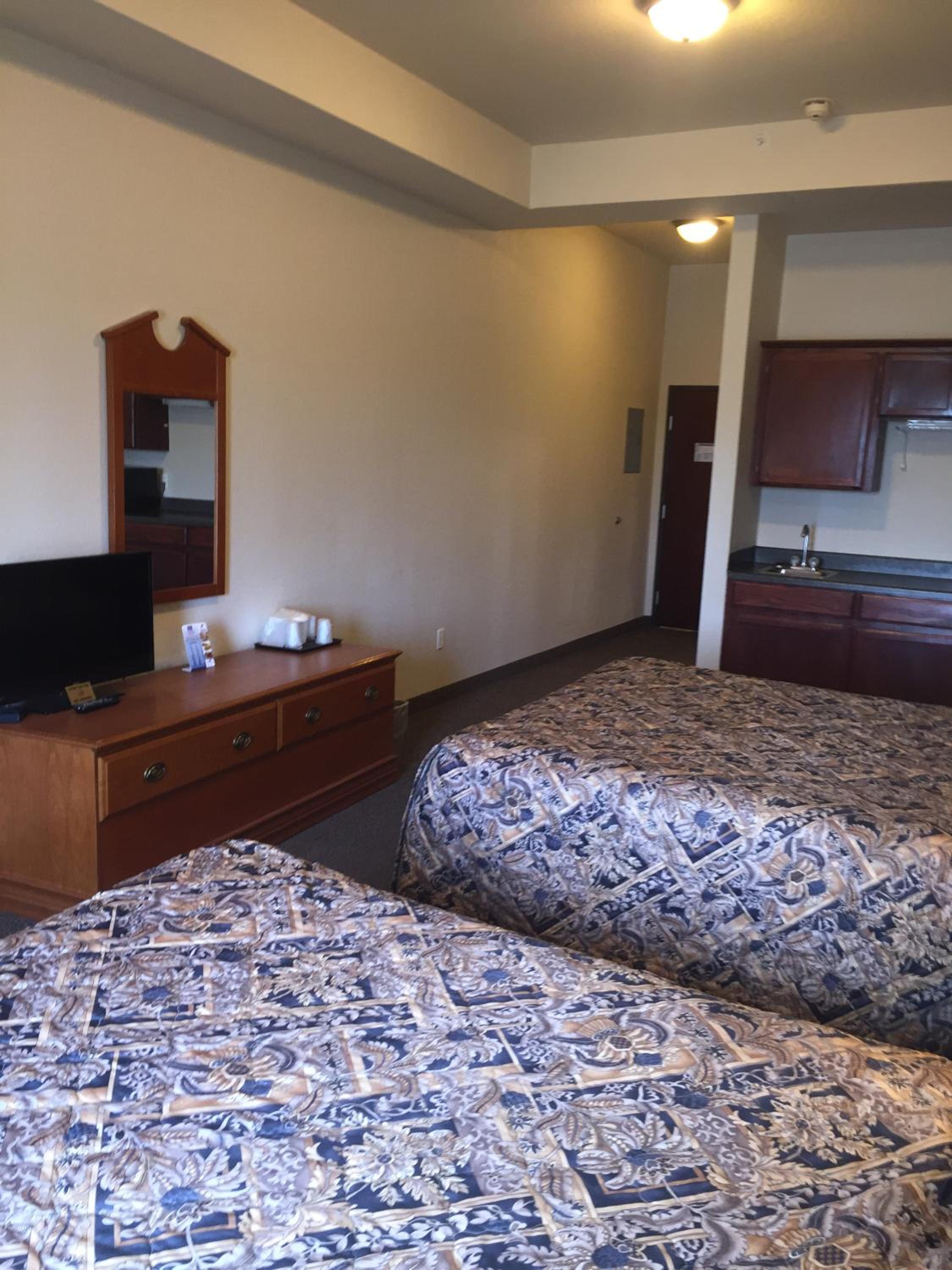 Queen Room with Two Queen Beds photo 2