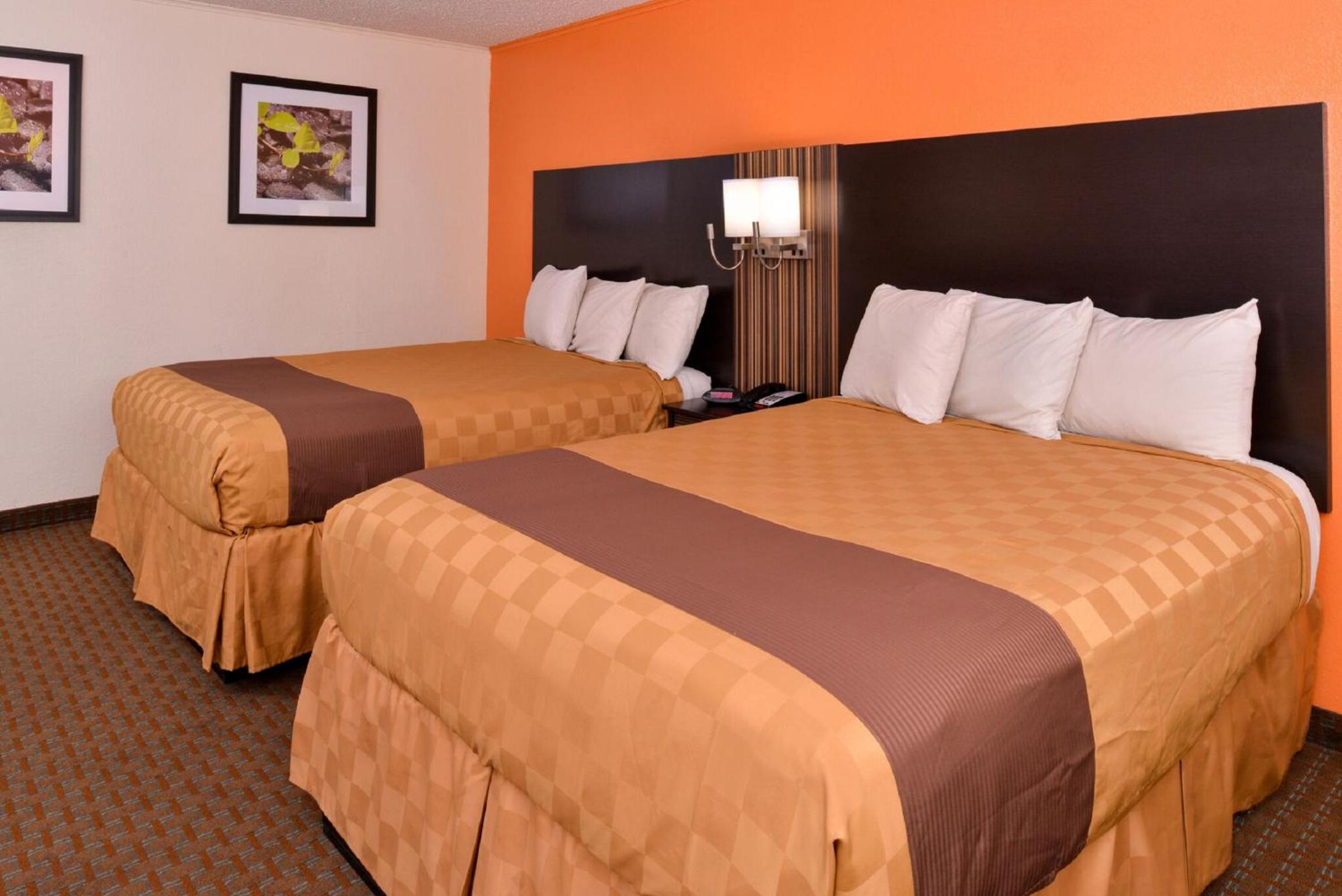 Standard Queen Room with Two Queen Beds - Smoking photo 1