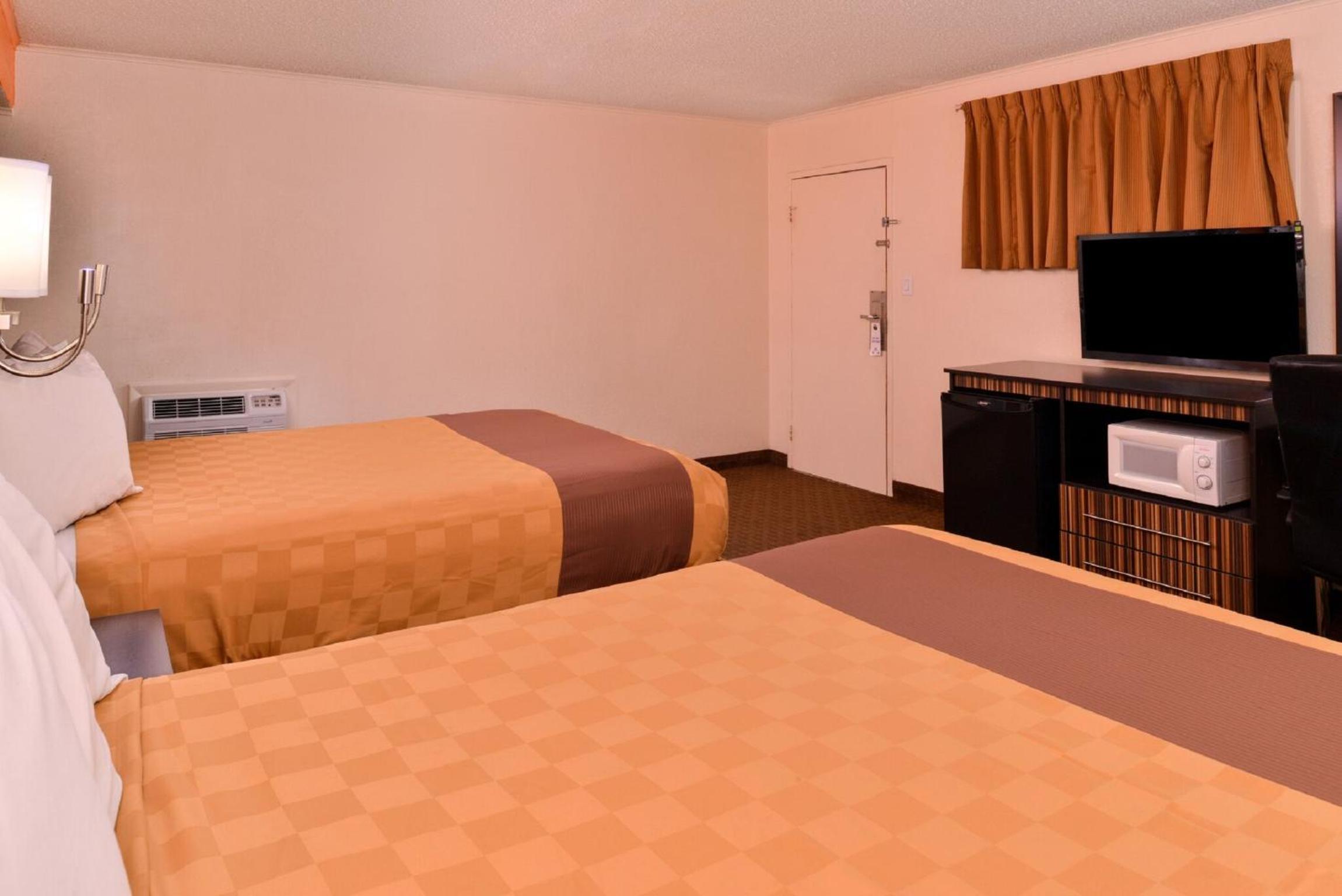 Standard Queen Room with Two Queen Beds - Non Smoking  photo 2