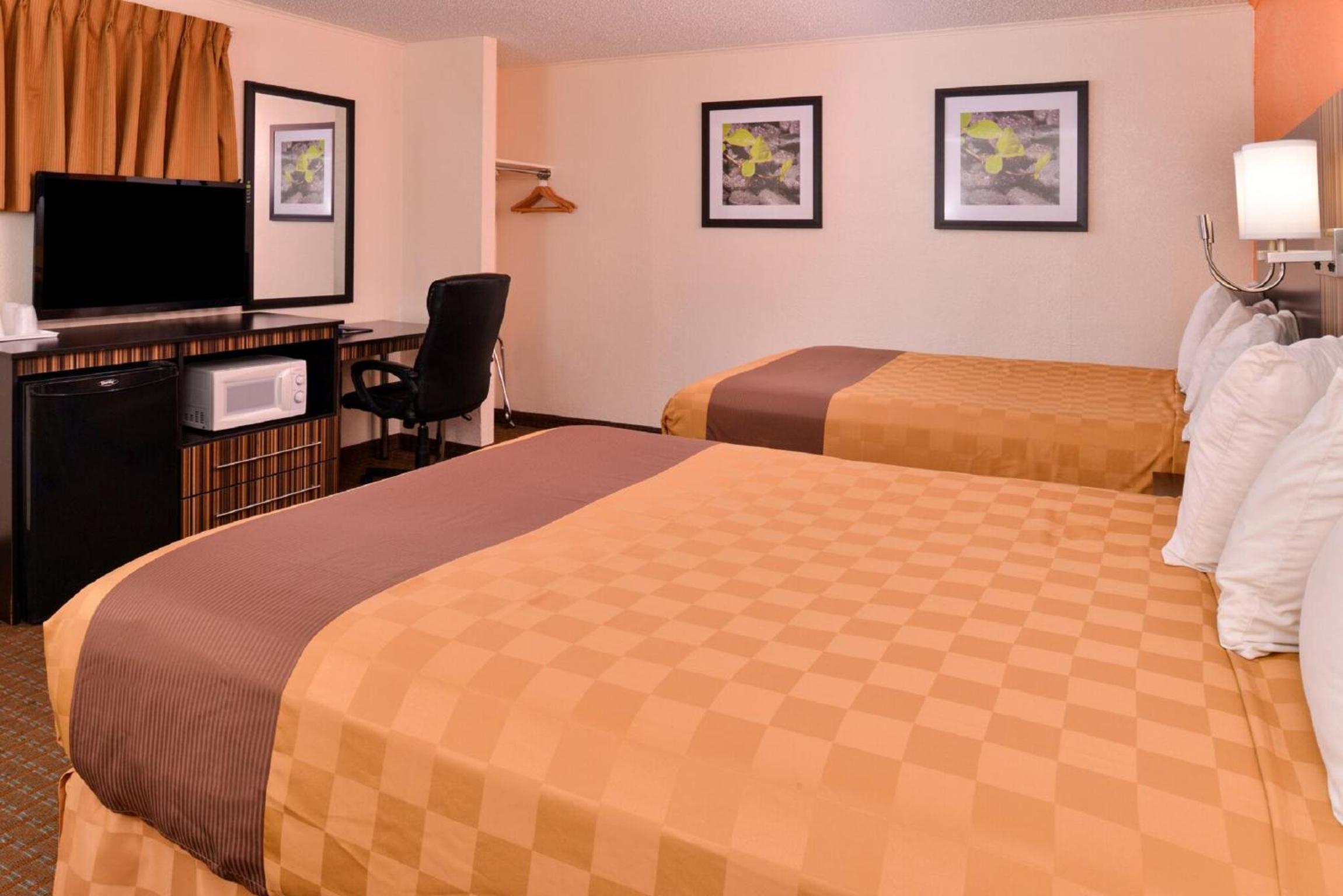Standard Queen Room with Two Queen Beds - Smoking photo 3