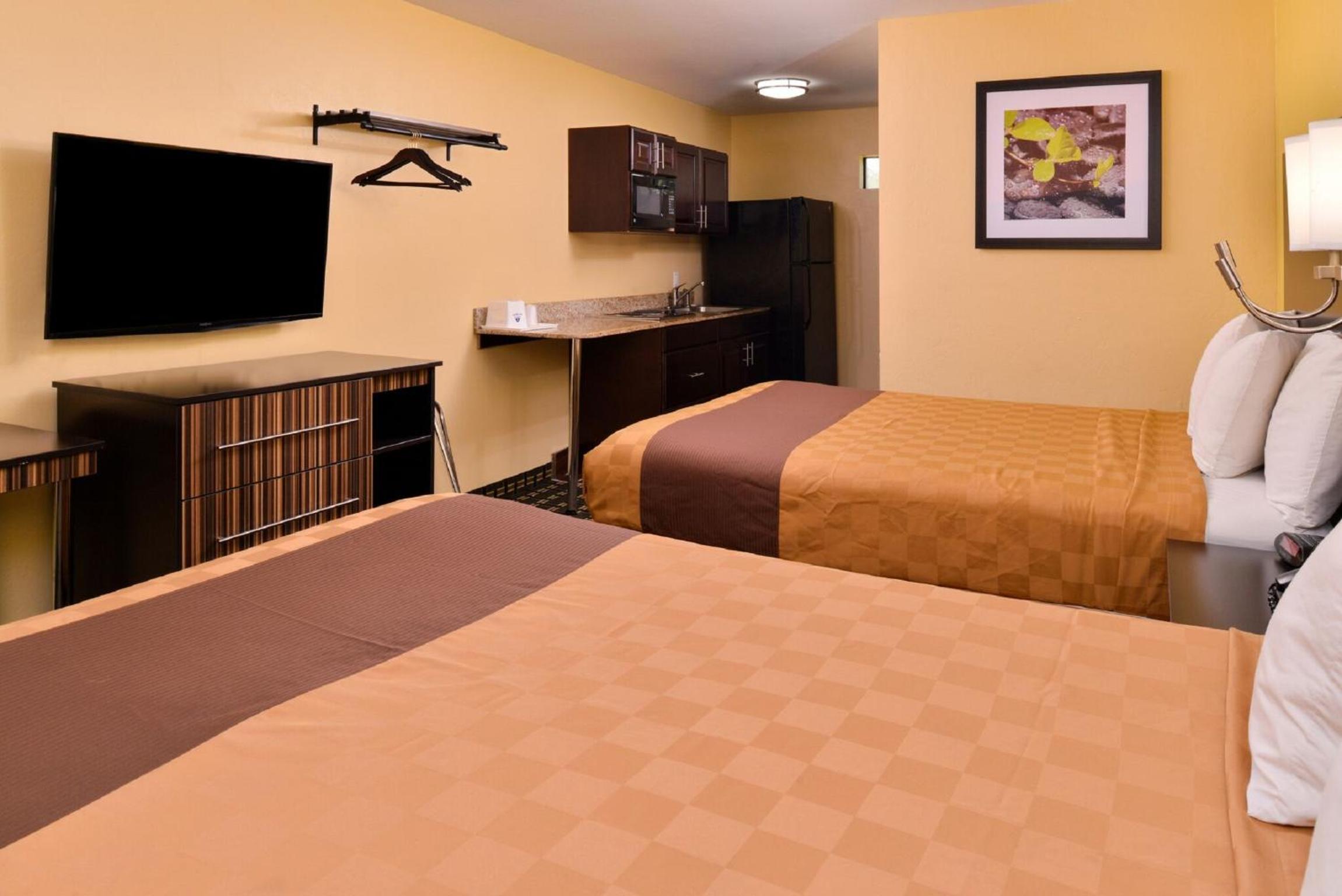 Kitchenette with 2 Queen Beds - Smoking photo 1