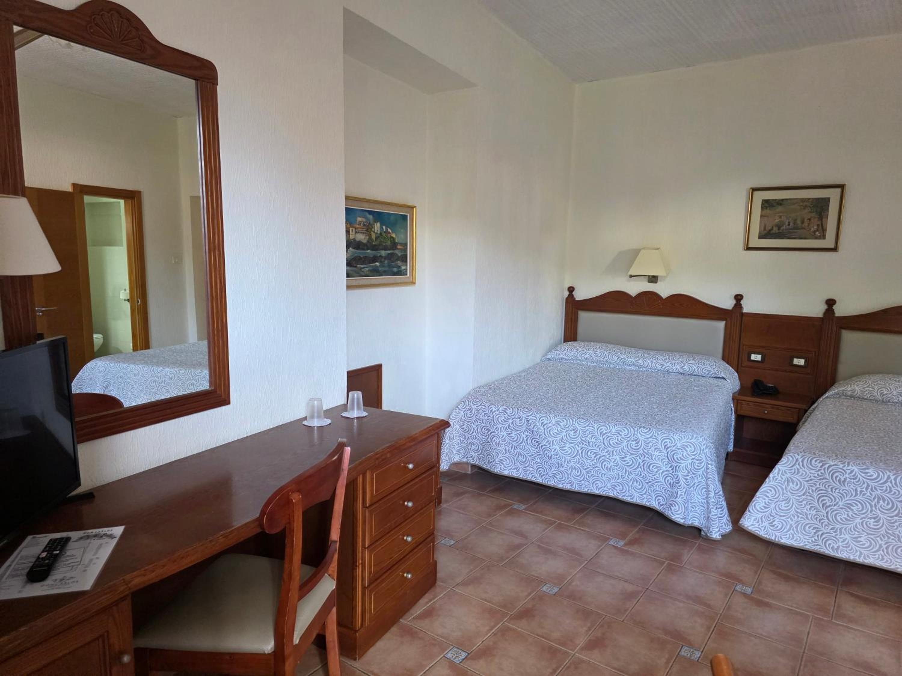 Double or Twin Room (2 Adults + 1 Child) photo 3