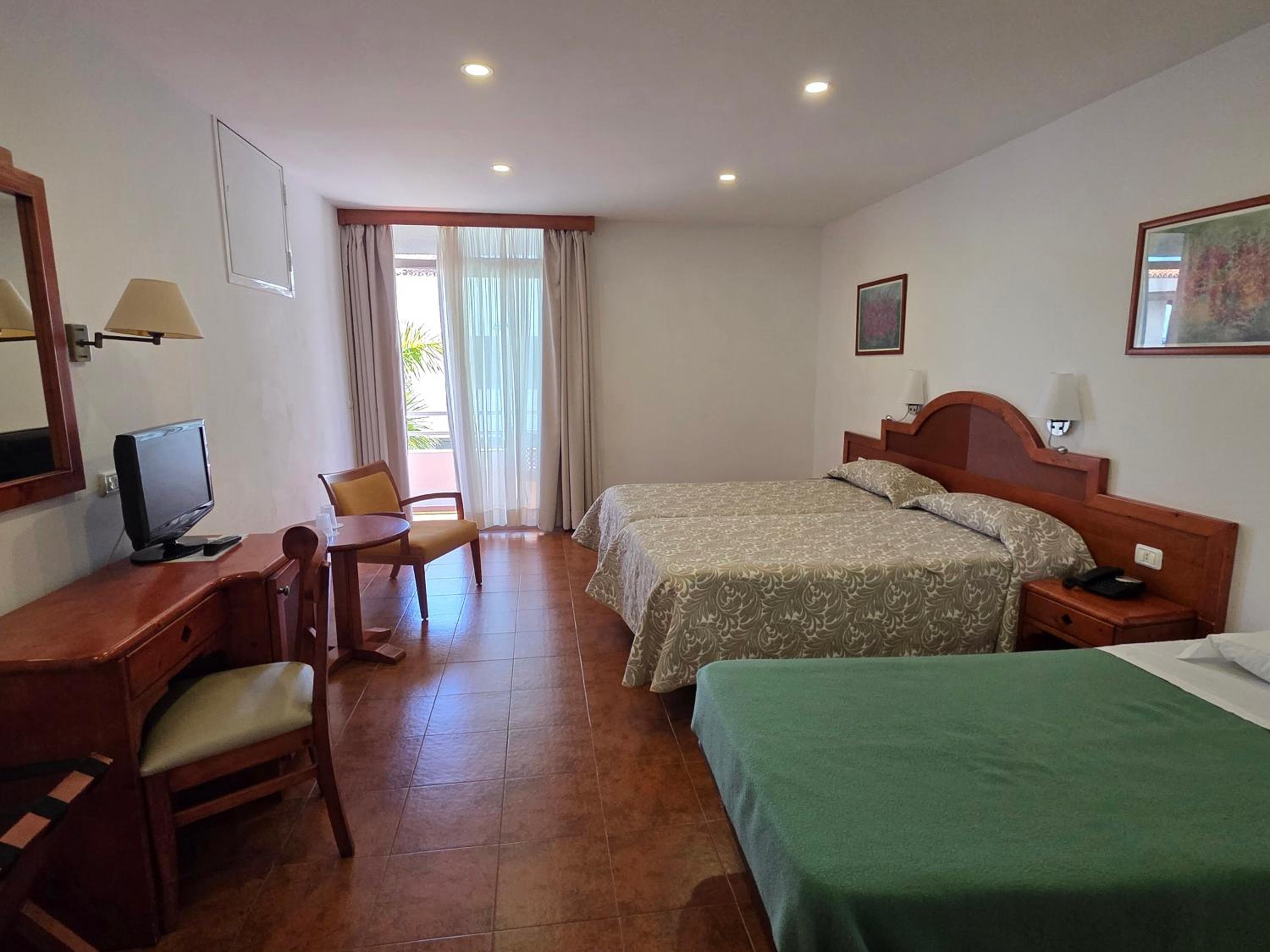 Double or Twin Room (2 Adults + 1 Child) photo 2