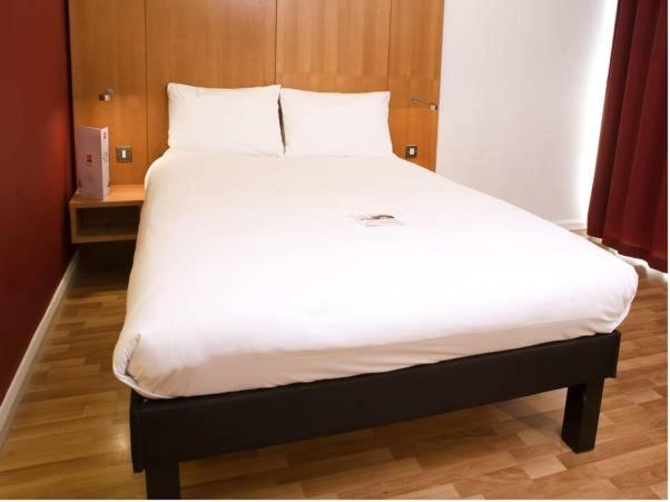 Twin Room - Photo 8