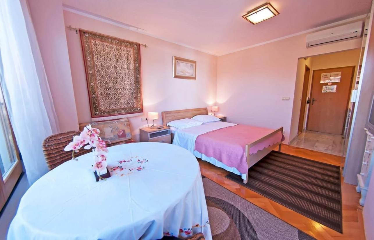 One-Bedroom Apartment with Sea View and Terrace photo 2