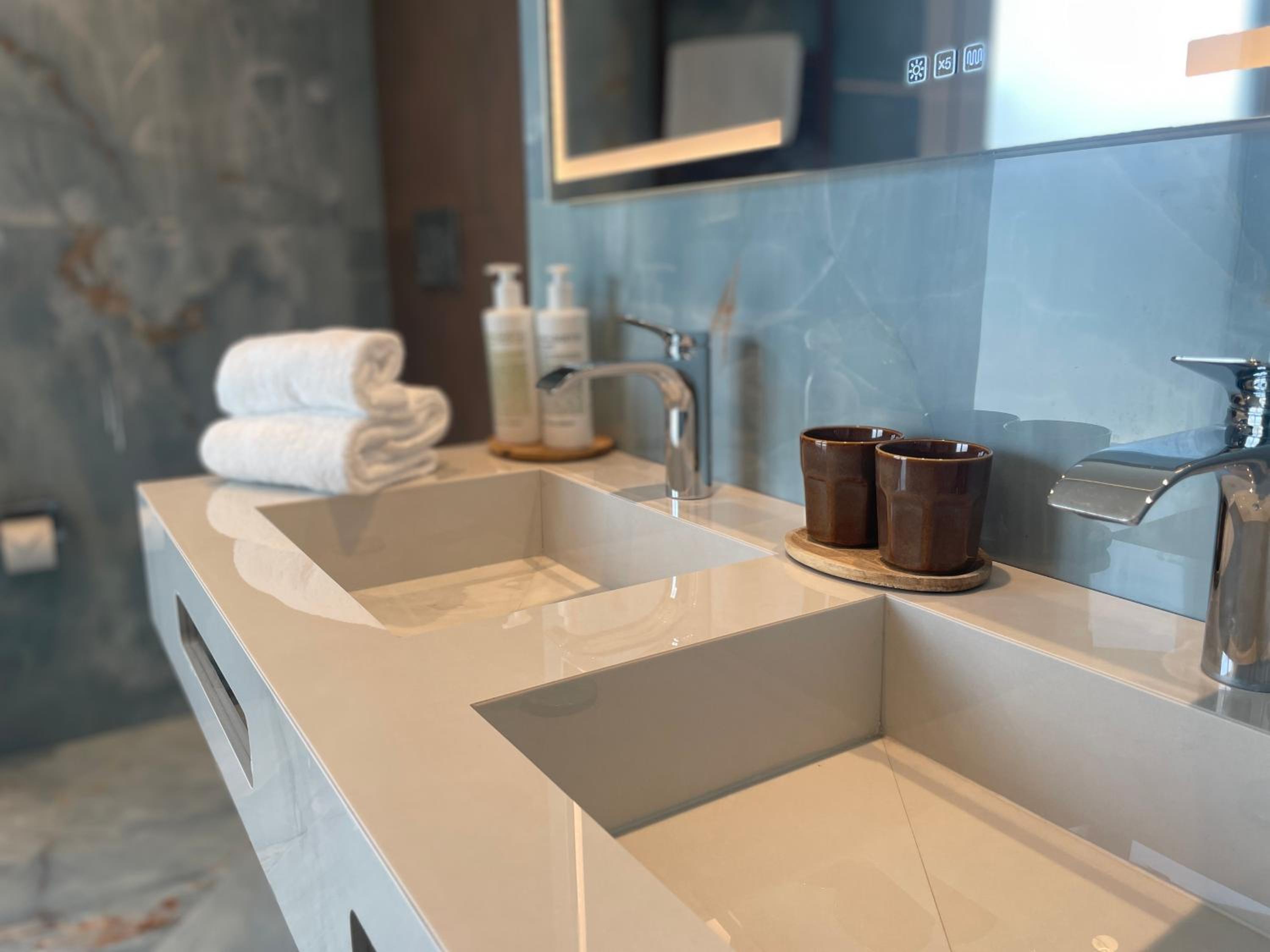 Suite with Spa Access - Photo 3