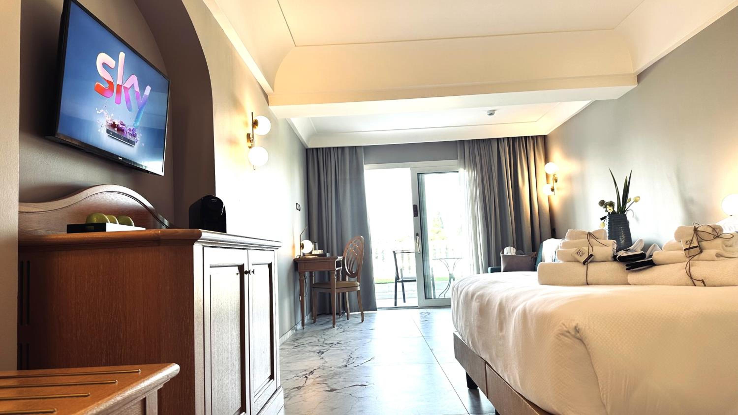 Junior Suite with Spa Access - Photo 3