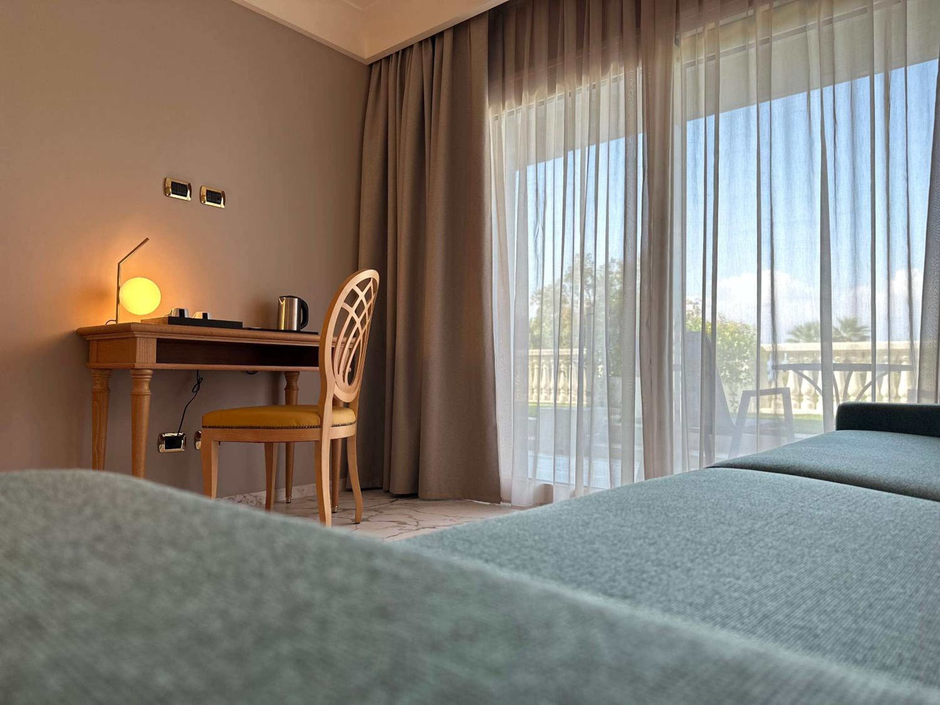 Junior Suite with Spa Access - Photo 4