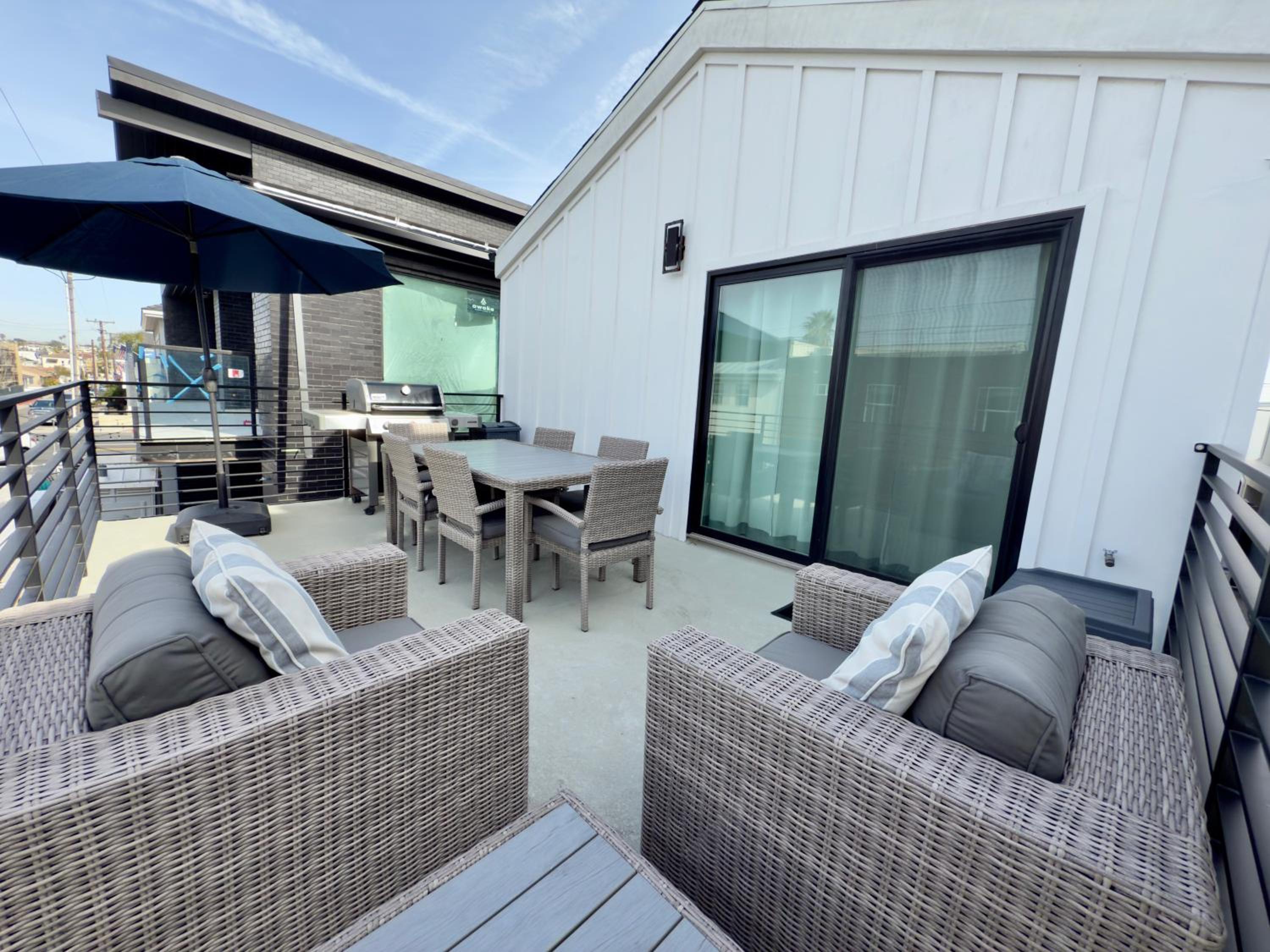 Three-Bedroom Apartment with Balcony photo 2