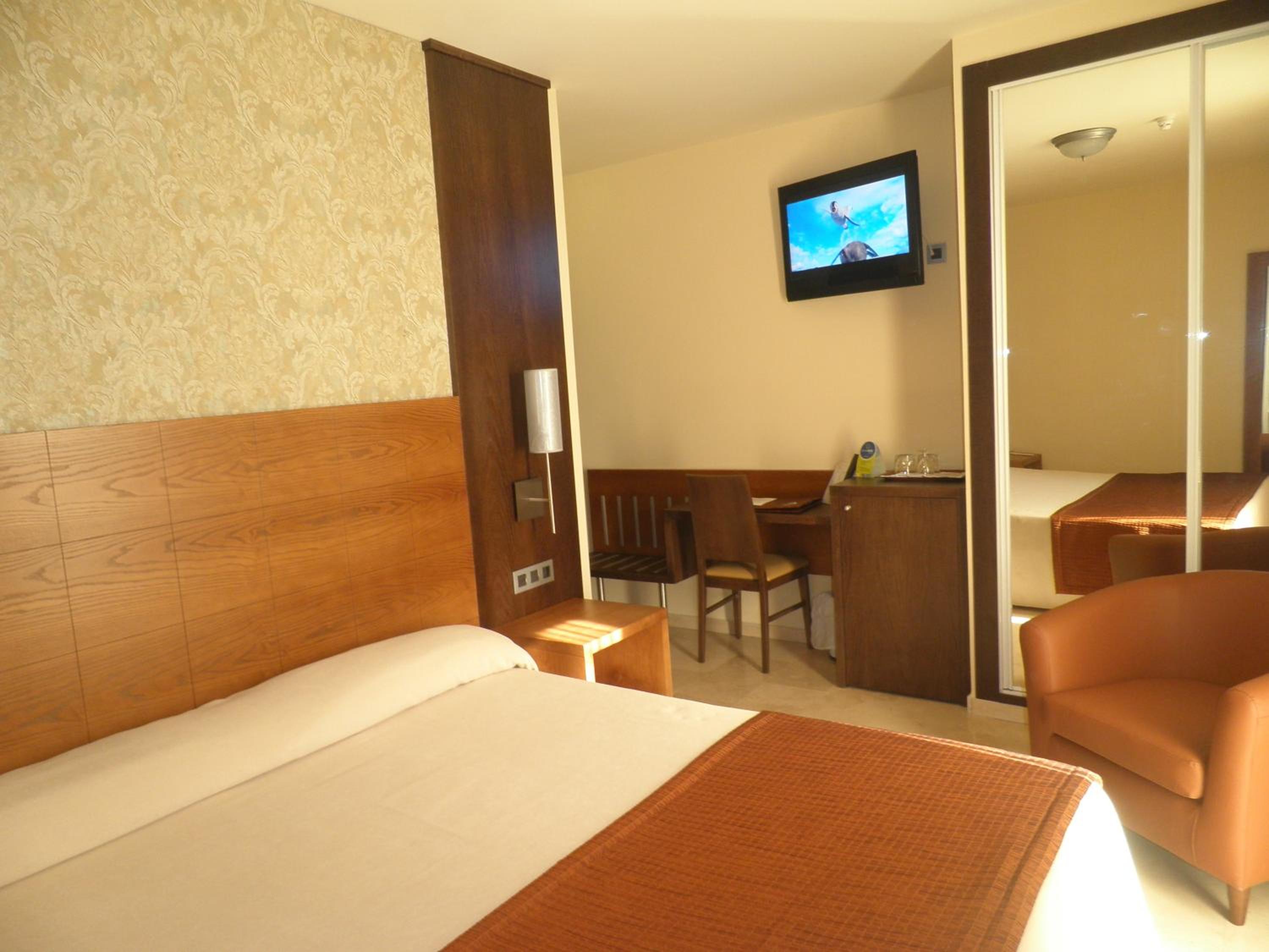 Double or Twin Room with City View - Photo 3