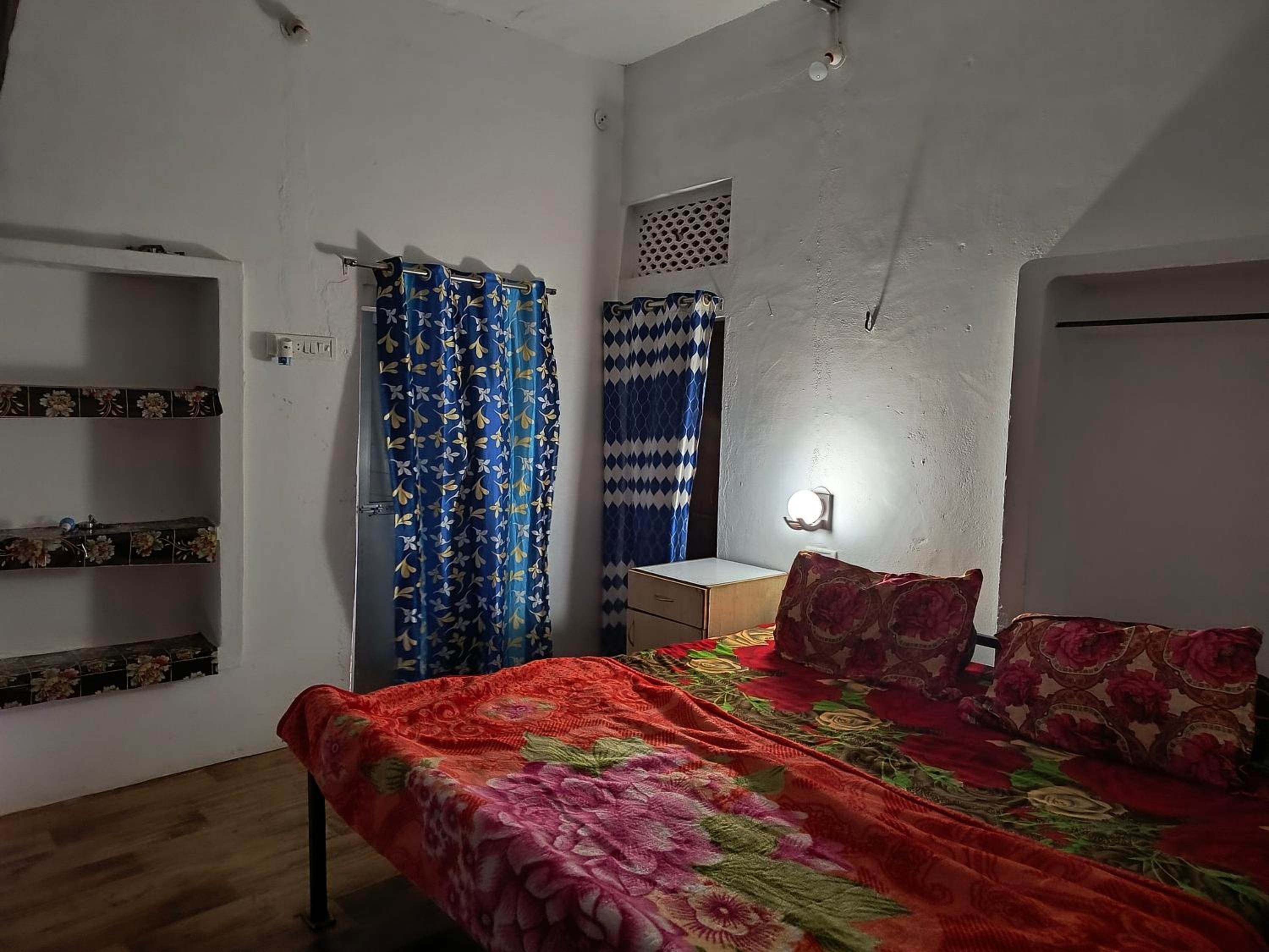 Standard Queen Room with Two Queen Beds photo 2