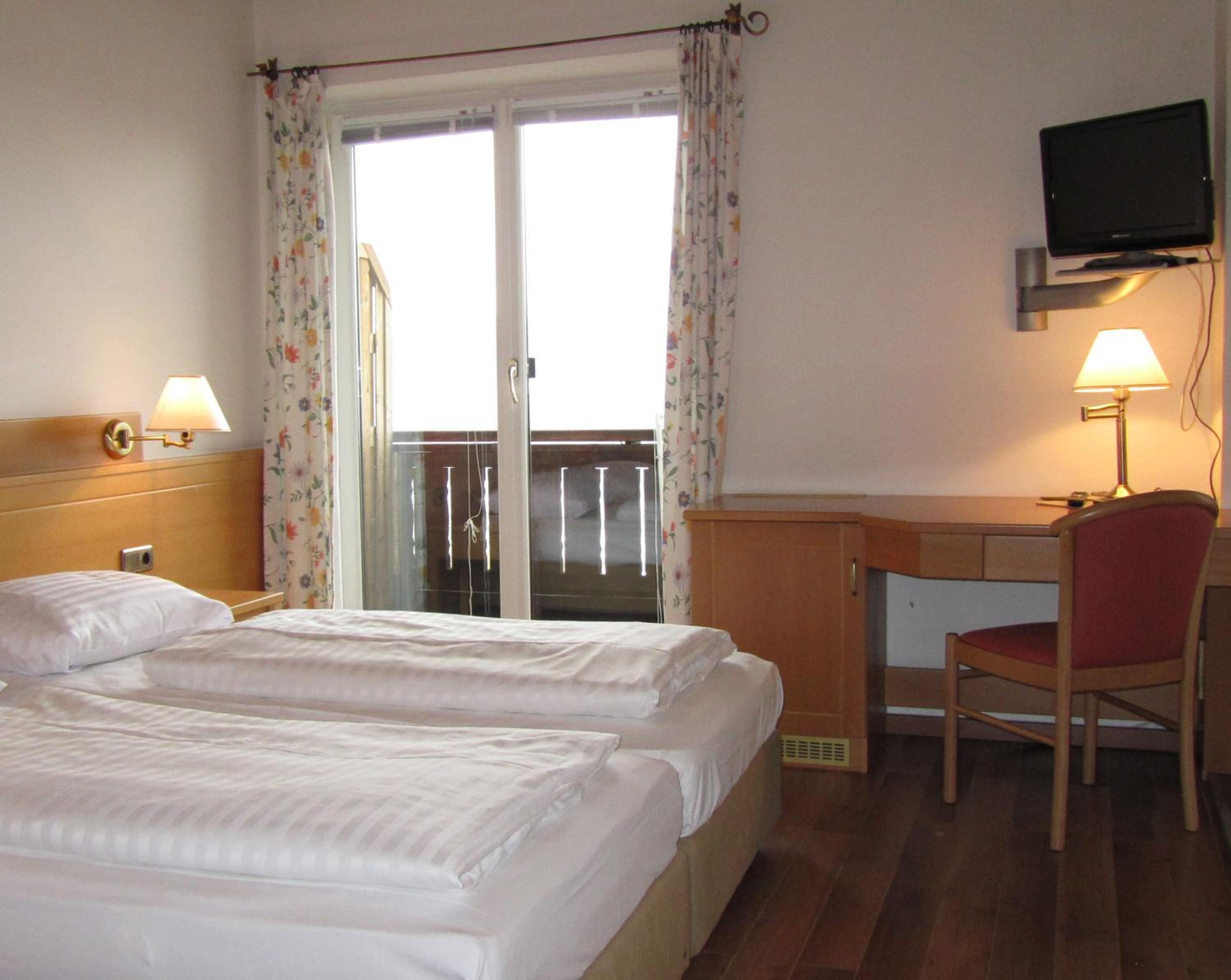 Double Room with Balcony and City View - Photo 1