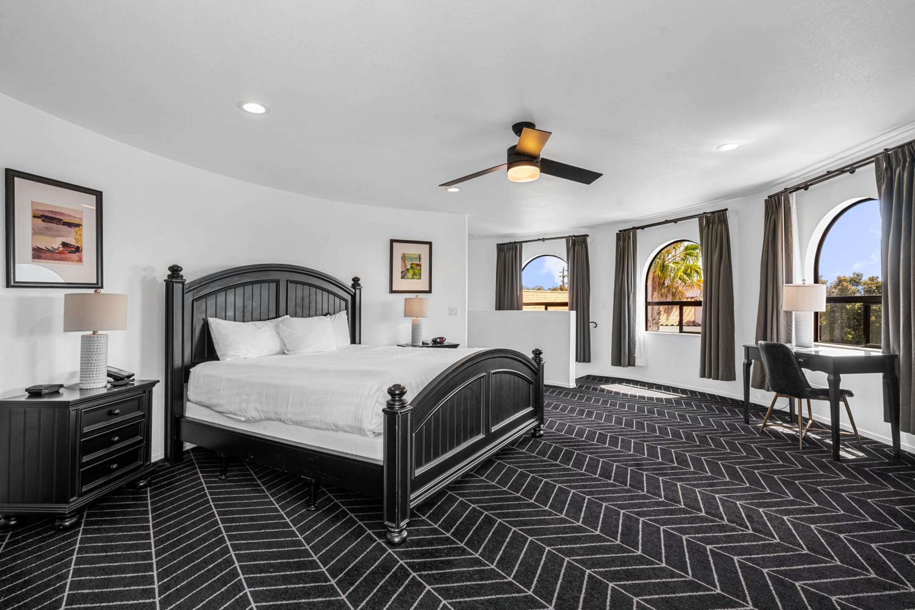 Penthouse Suite, 1 King Bed, Fireplace & Patio, Non-Smoking