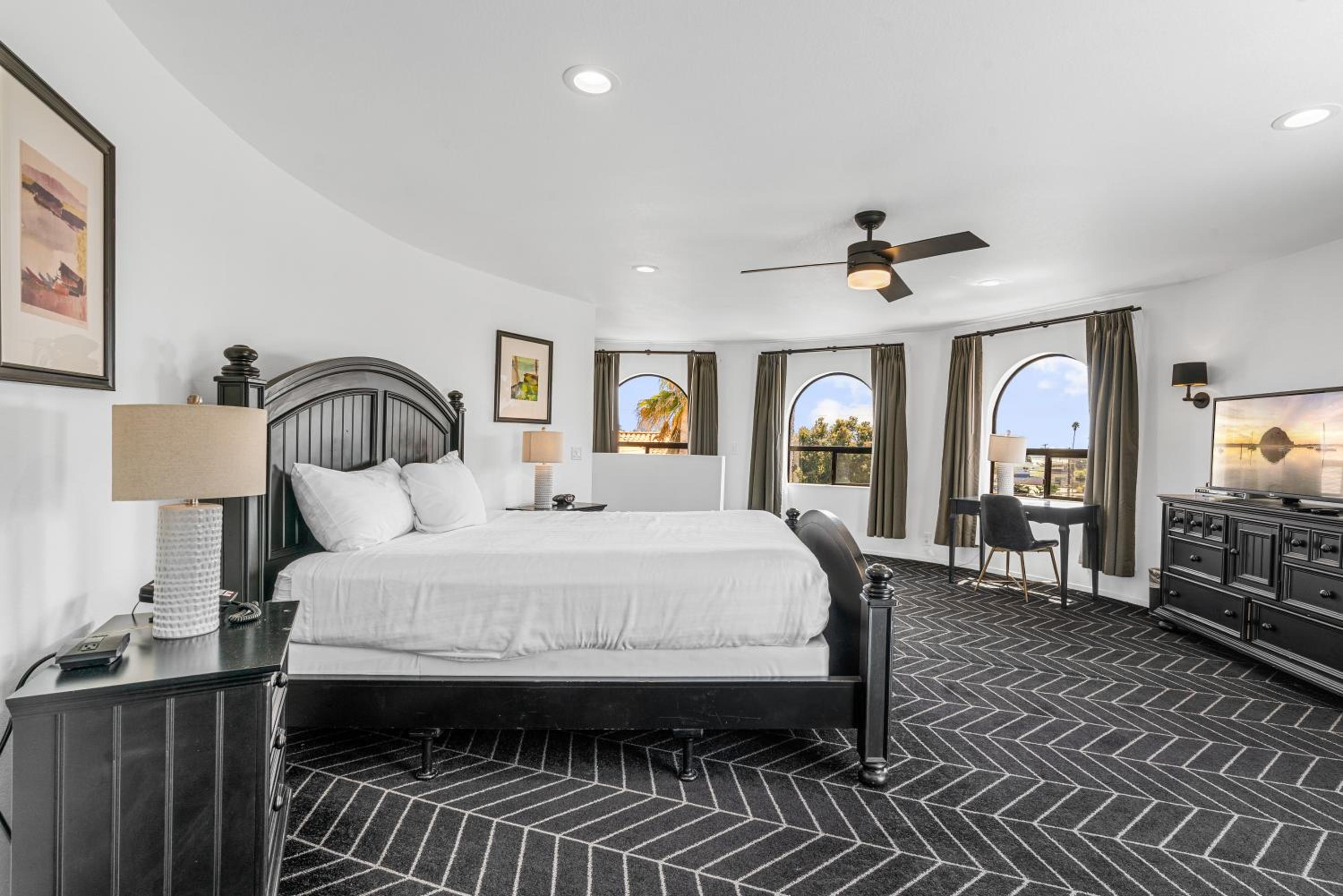 Penthouse Suite, 1 King Bed, Fireplace & Patio, Non-Smoking photo 2