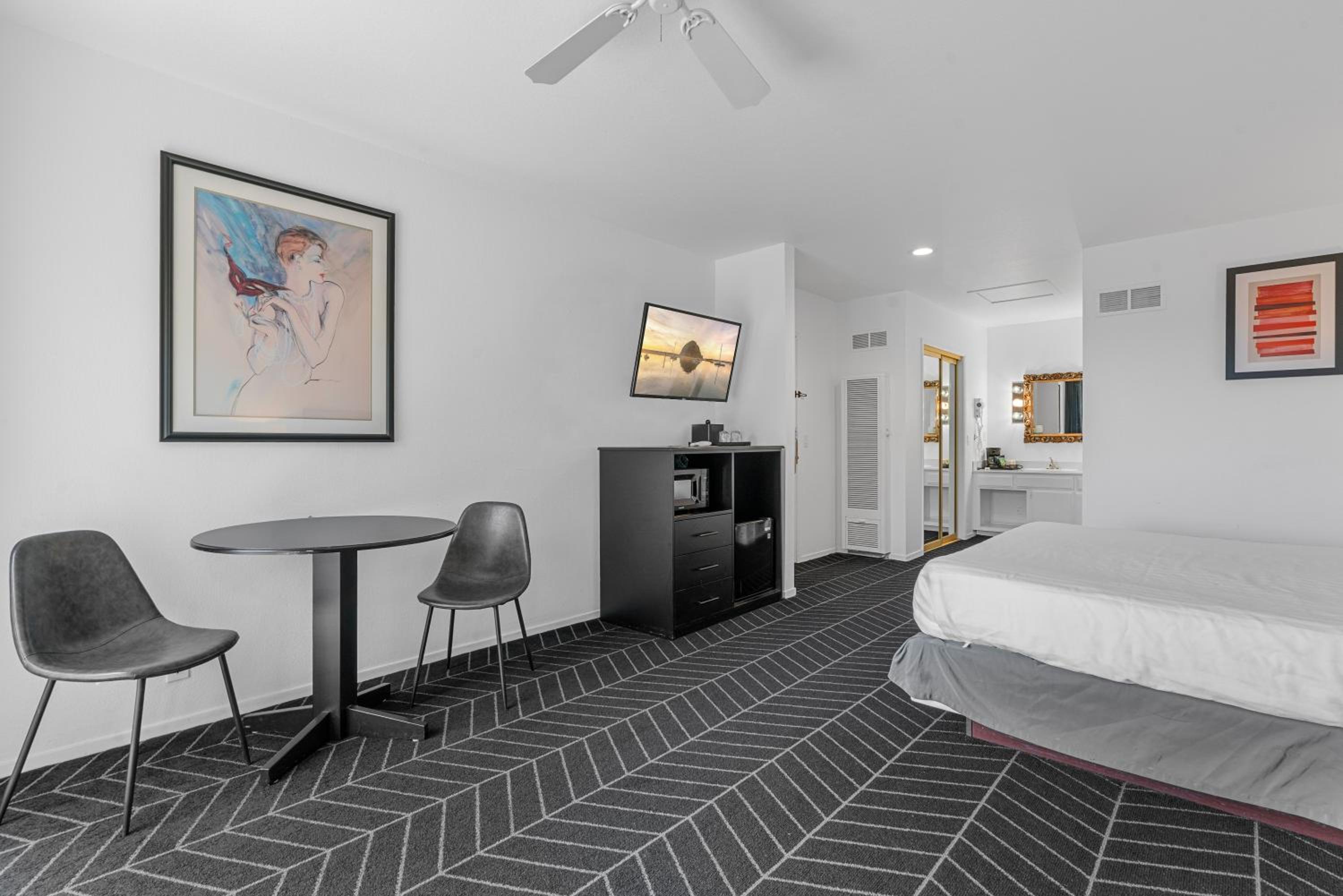 1 King Bed with Balcony, Non-Smoking
