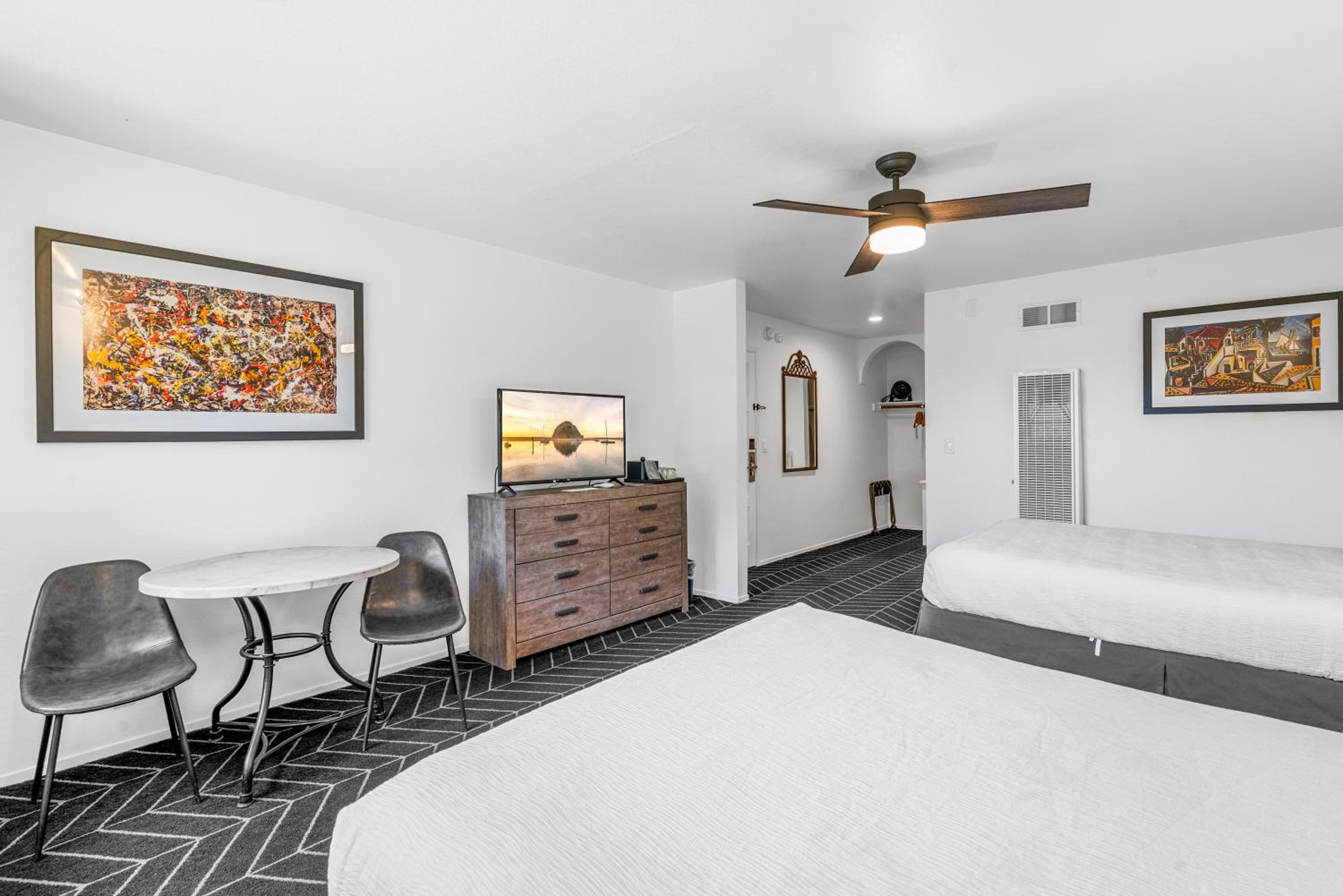 2 Queen Beds with Balcony, Non-Smoking photo 3