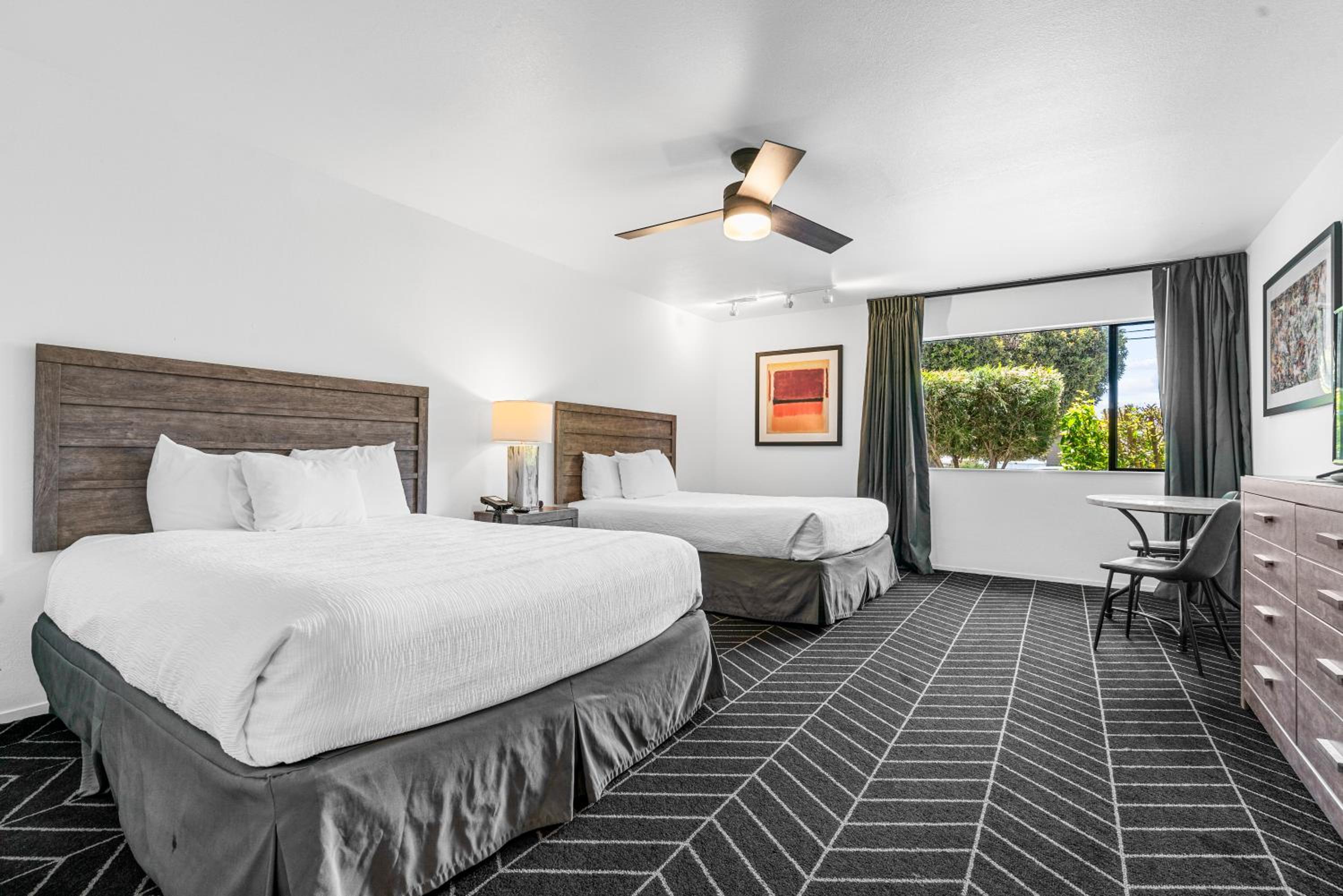 2 Queen Beds with Balcony, Non-Smoking photo 2