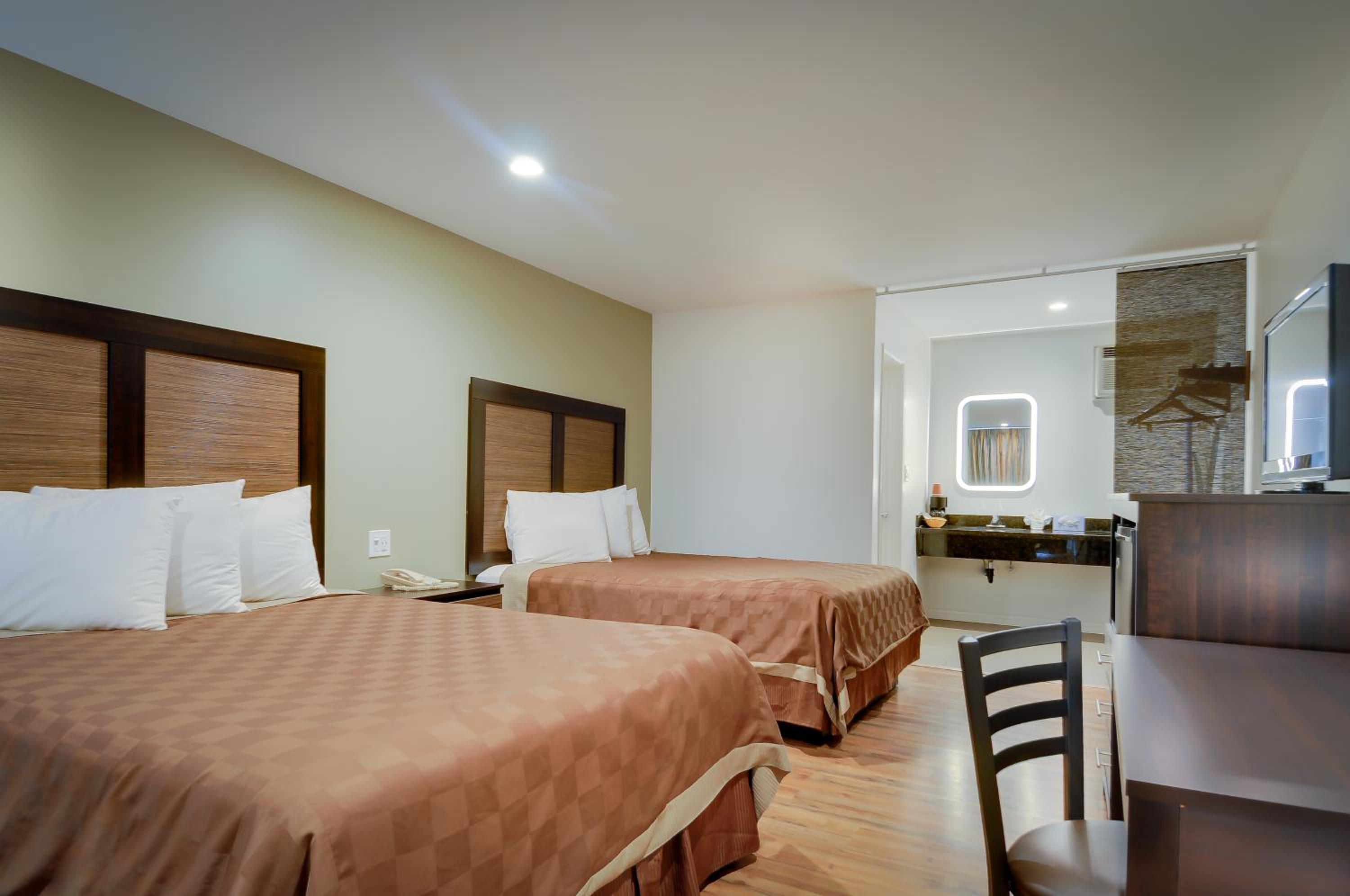 Queen Room with Two Queen Beds - Disability Access photo 3
