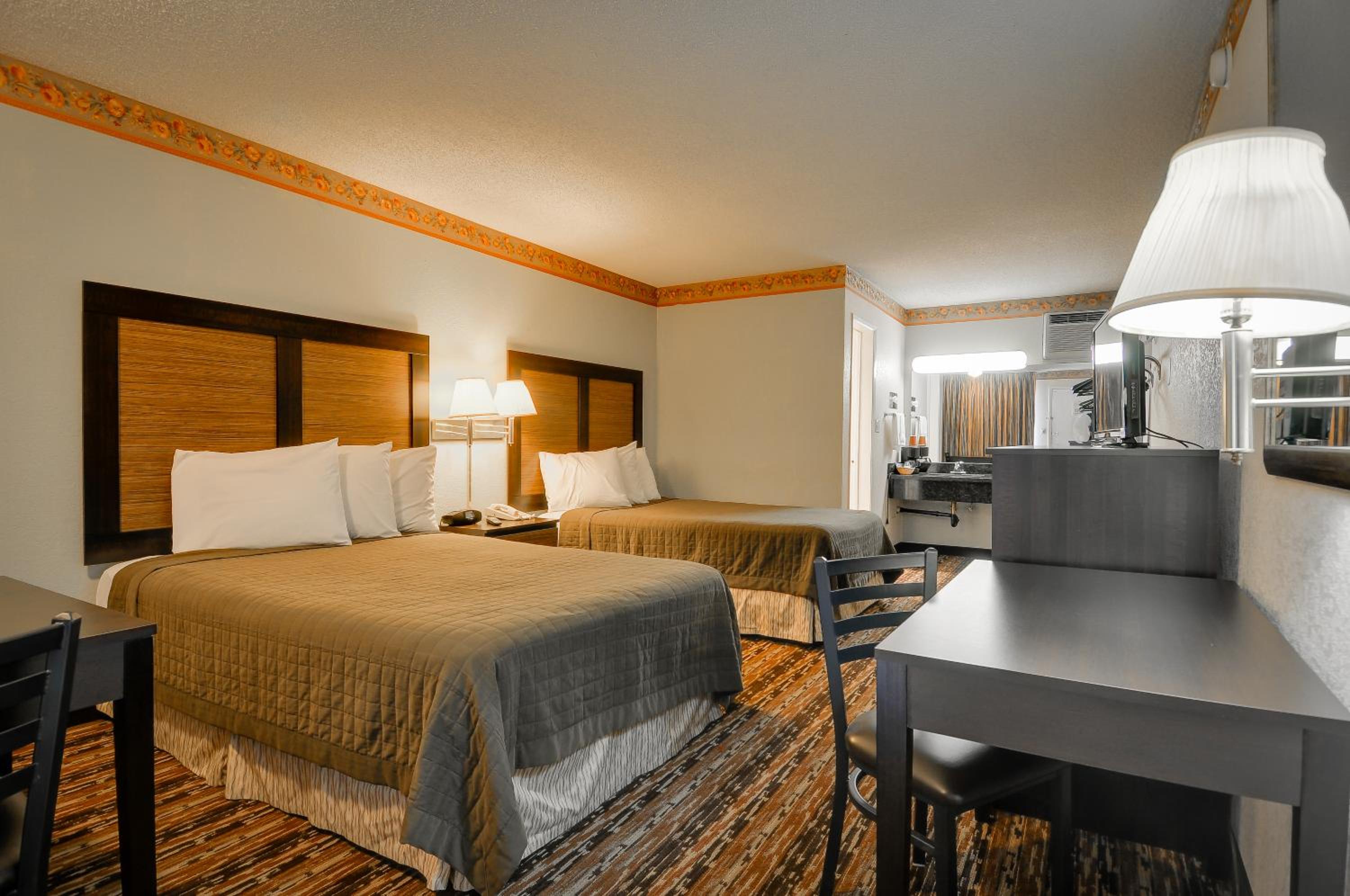 Queen Queen Bed Room photo 3