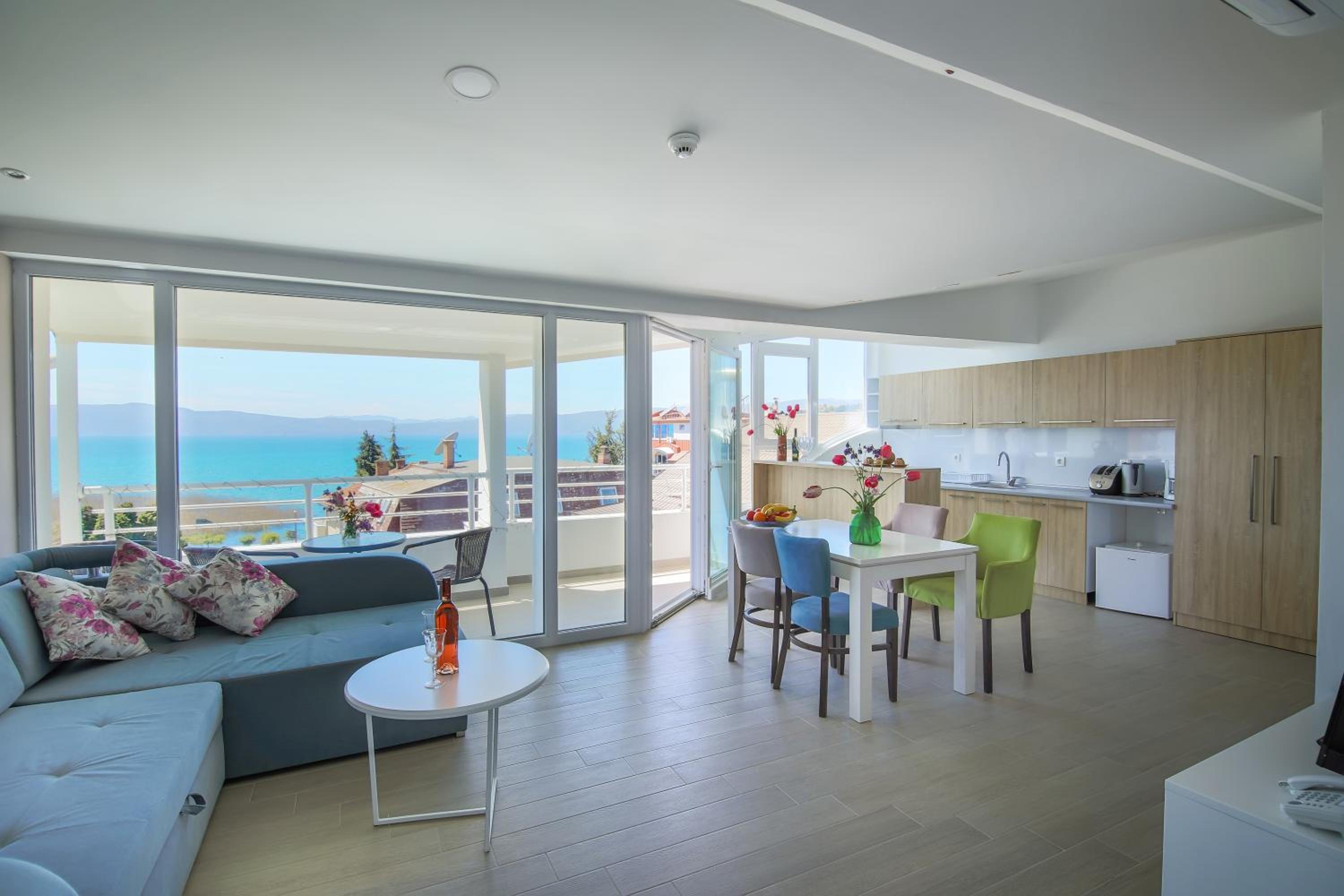 Apartment with Lake View - Top Floor - Photo 10