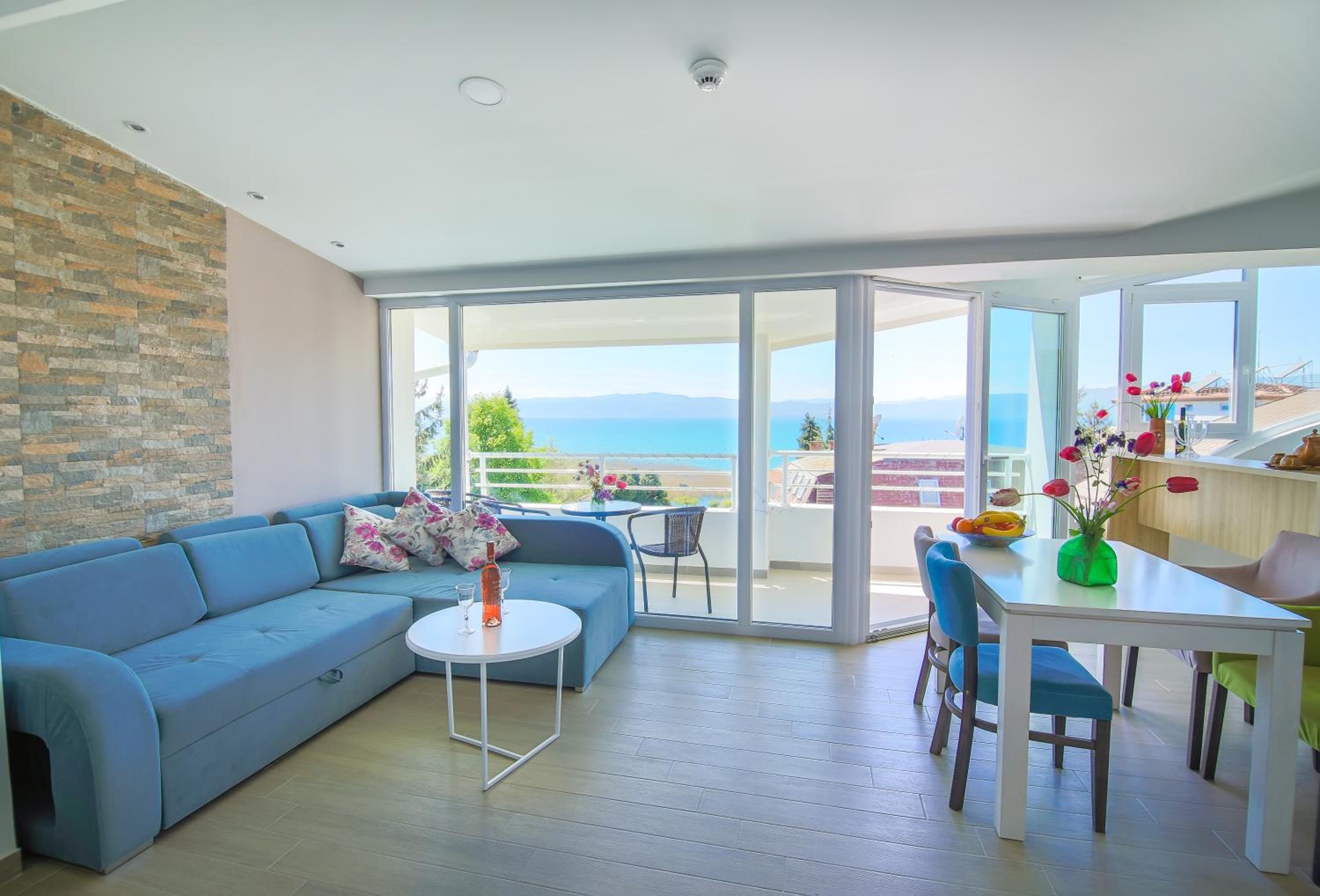 Apartment with Lake View - Top Floor - Photo 3