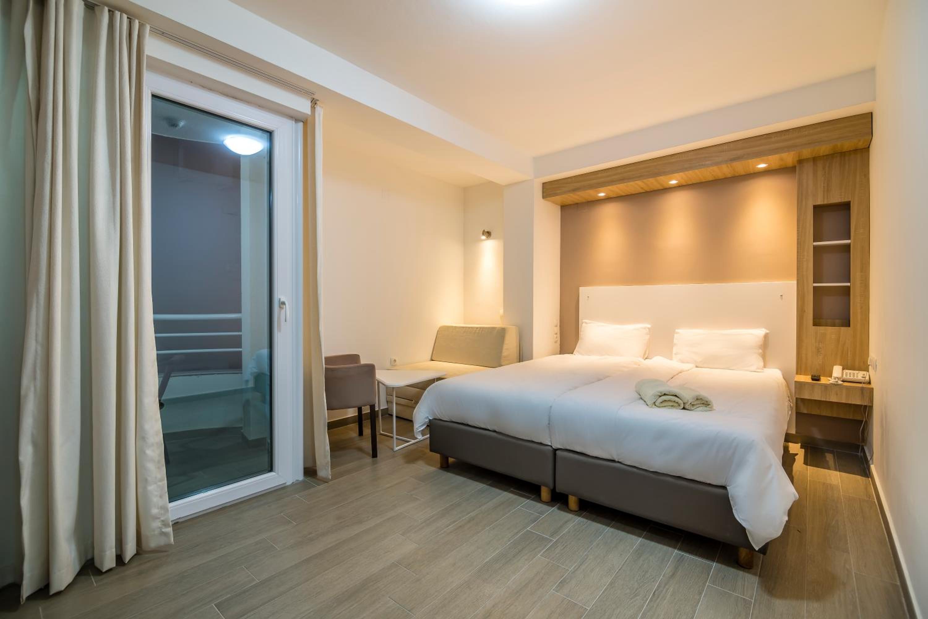 Double Room with Lake View - Photo 8