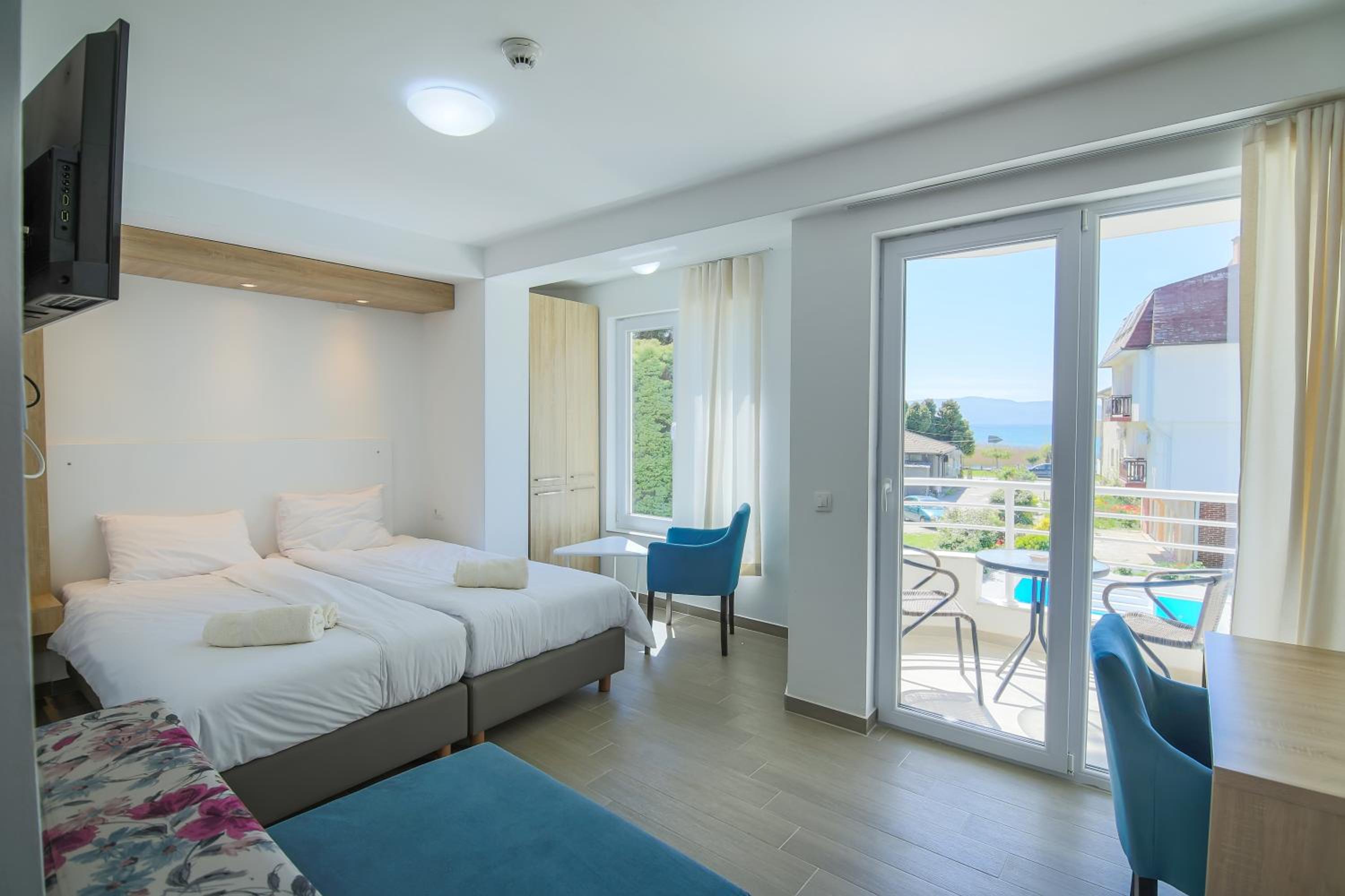 Double Room with Lake View - Photo 7