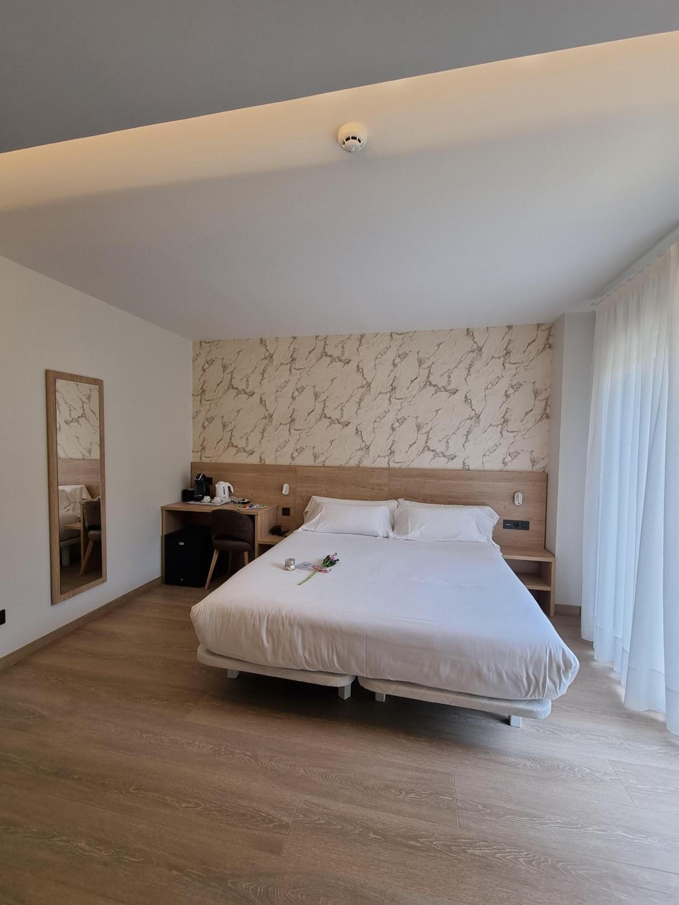 Queen Room with Spa Bath photo 2