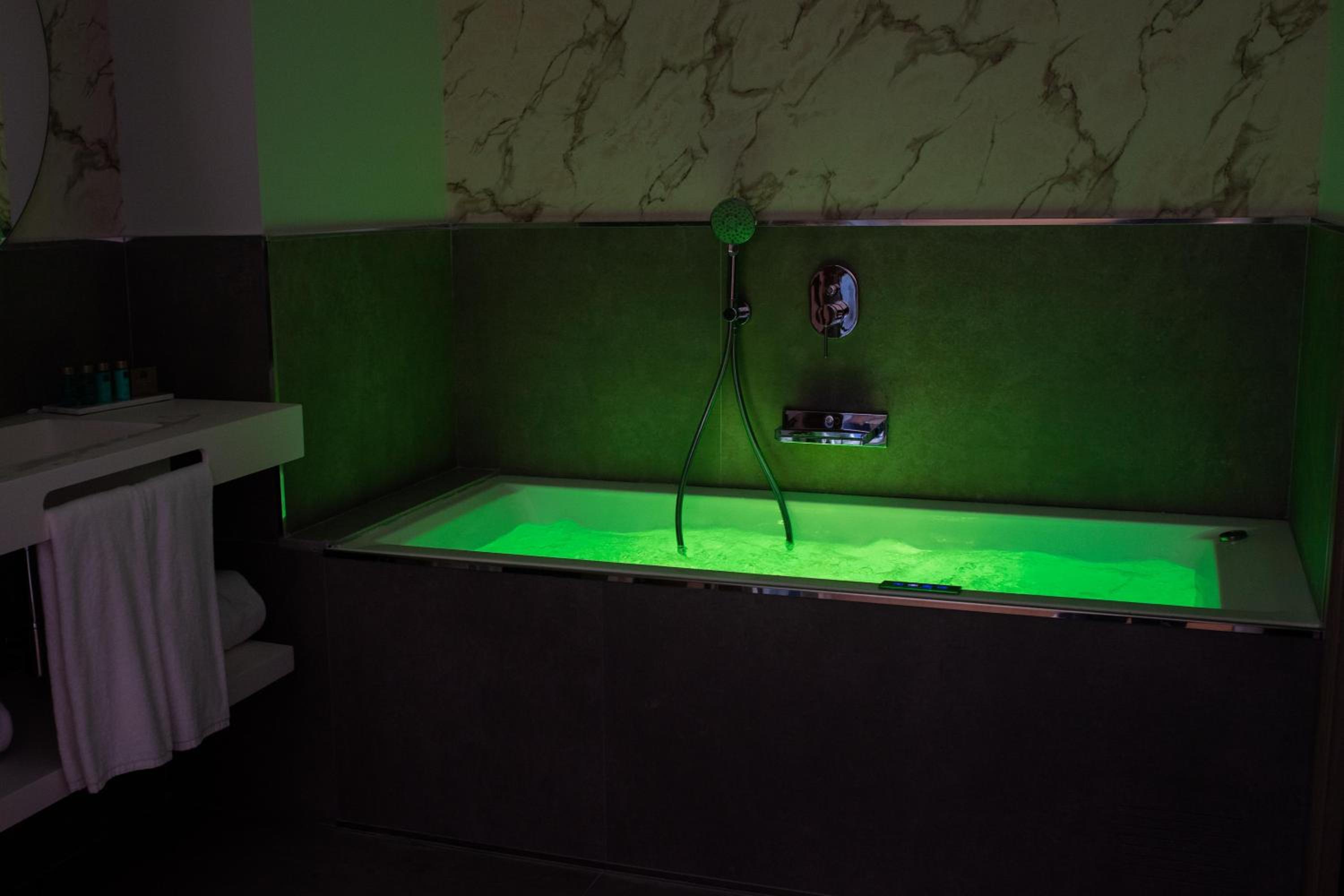 Queen Room with Spa Bath