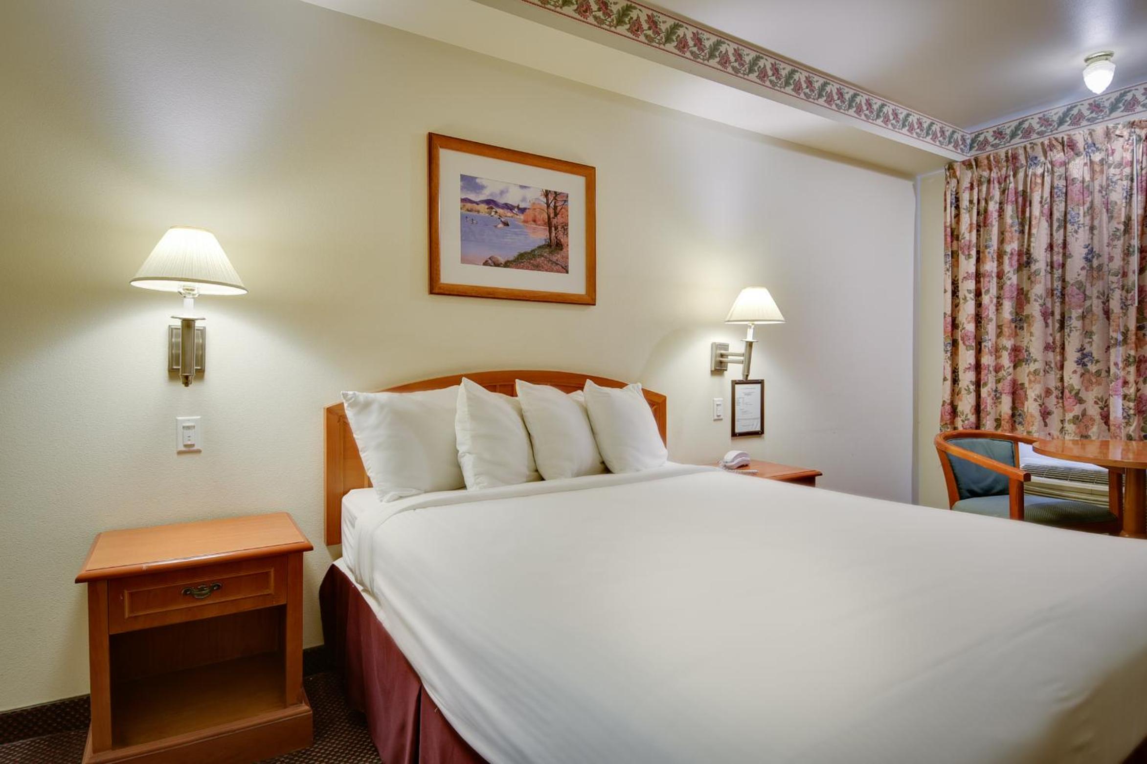 Queen Room - Disability Access photo 2