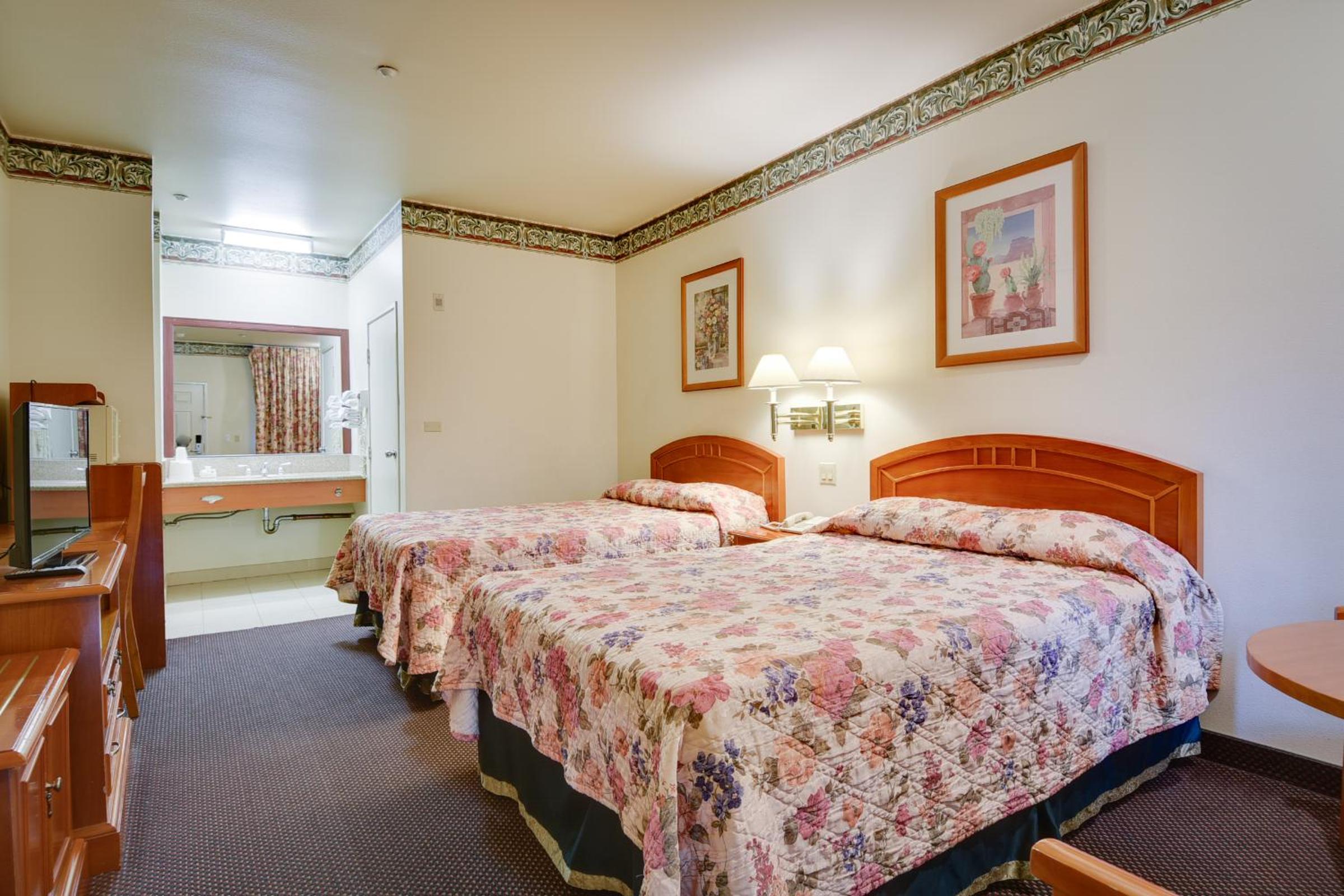 Queen Room with Two Queen Beds photo 3