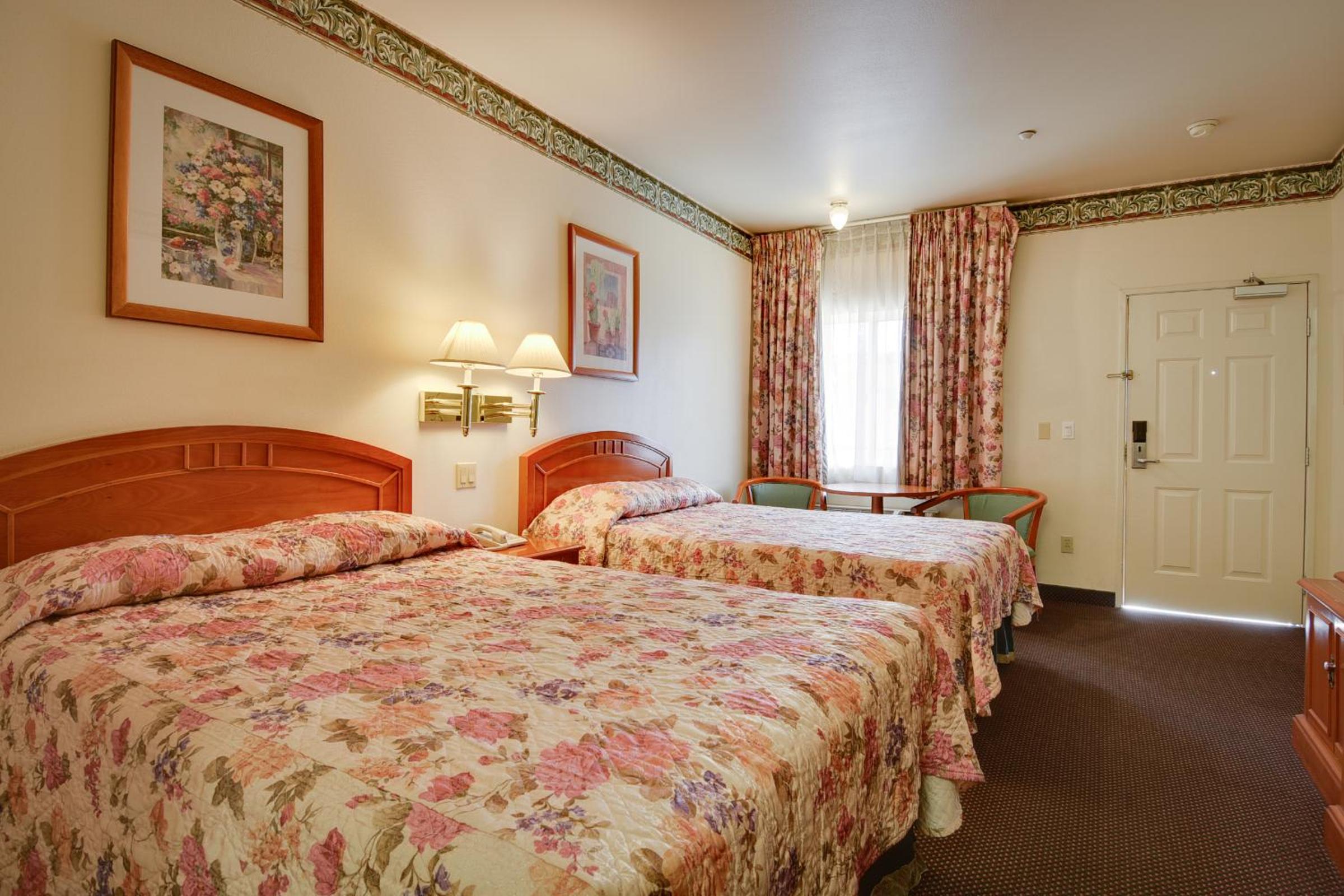 Queen Room with Two Queen Beds photo 1