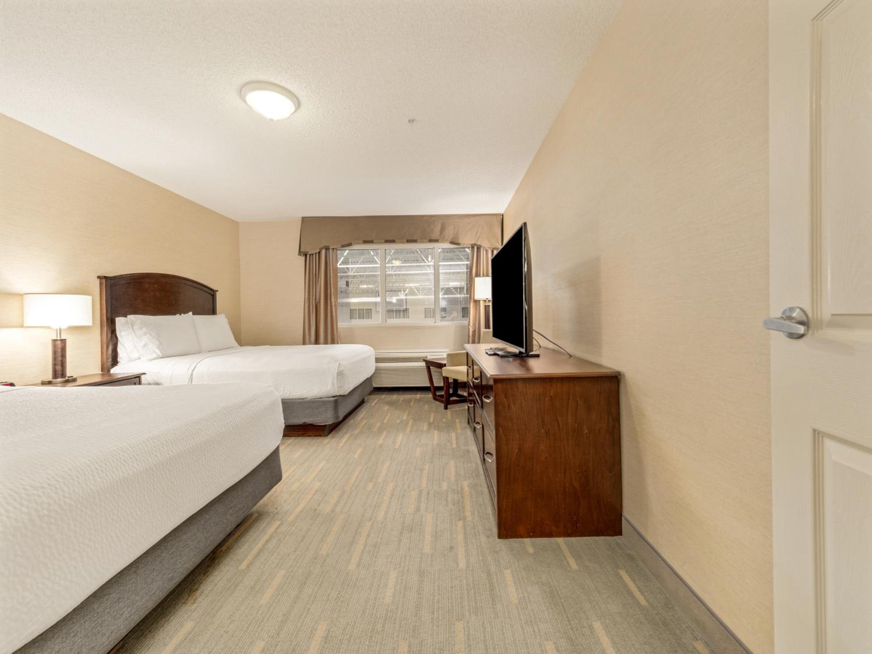 One-Bedroom Suite with Three Queen and One Sofa Bed - Pool View - Photo 5