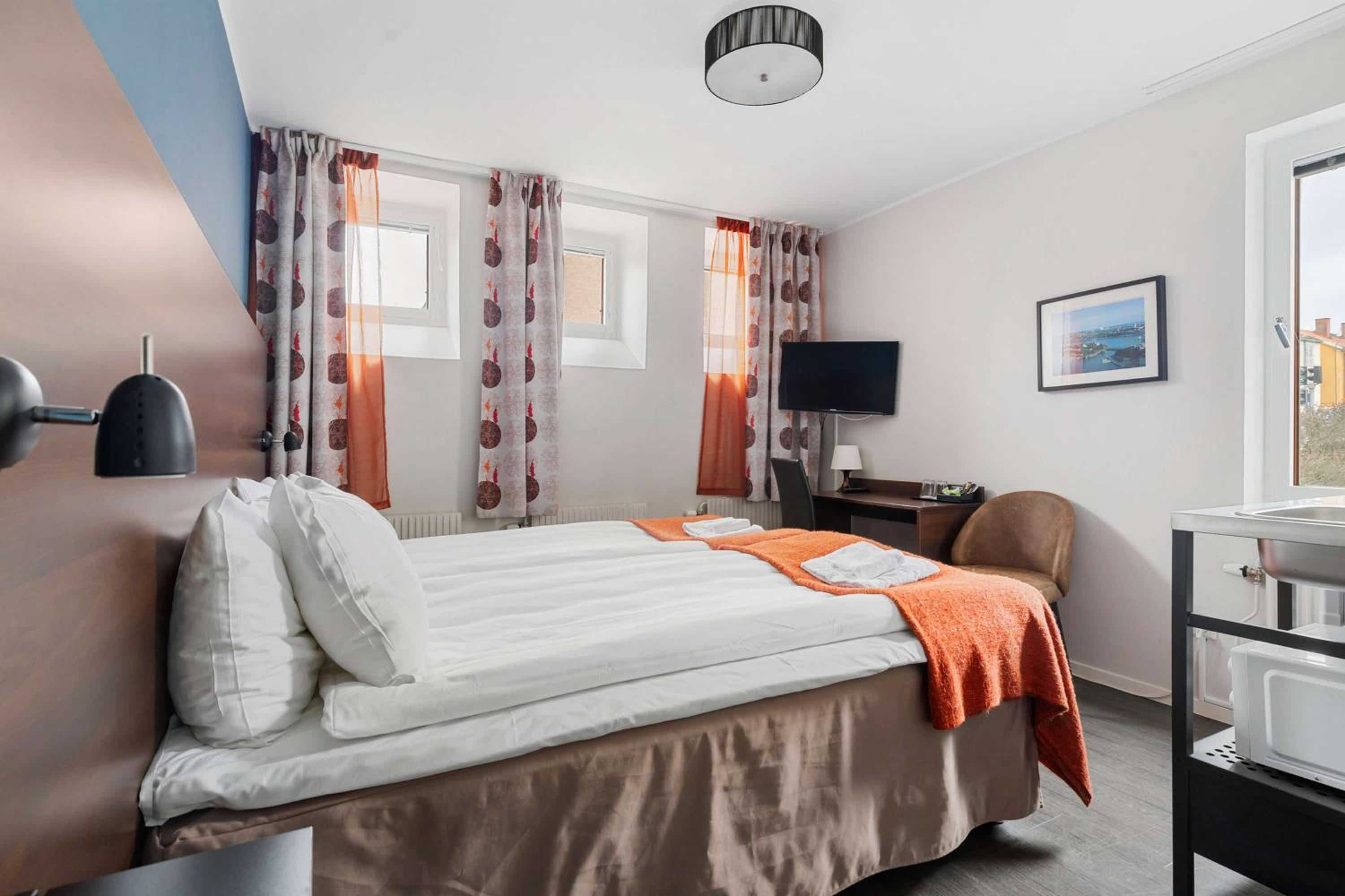 Standard Twin Room with Kitchenette - Non-Smoking photo 3